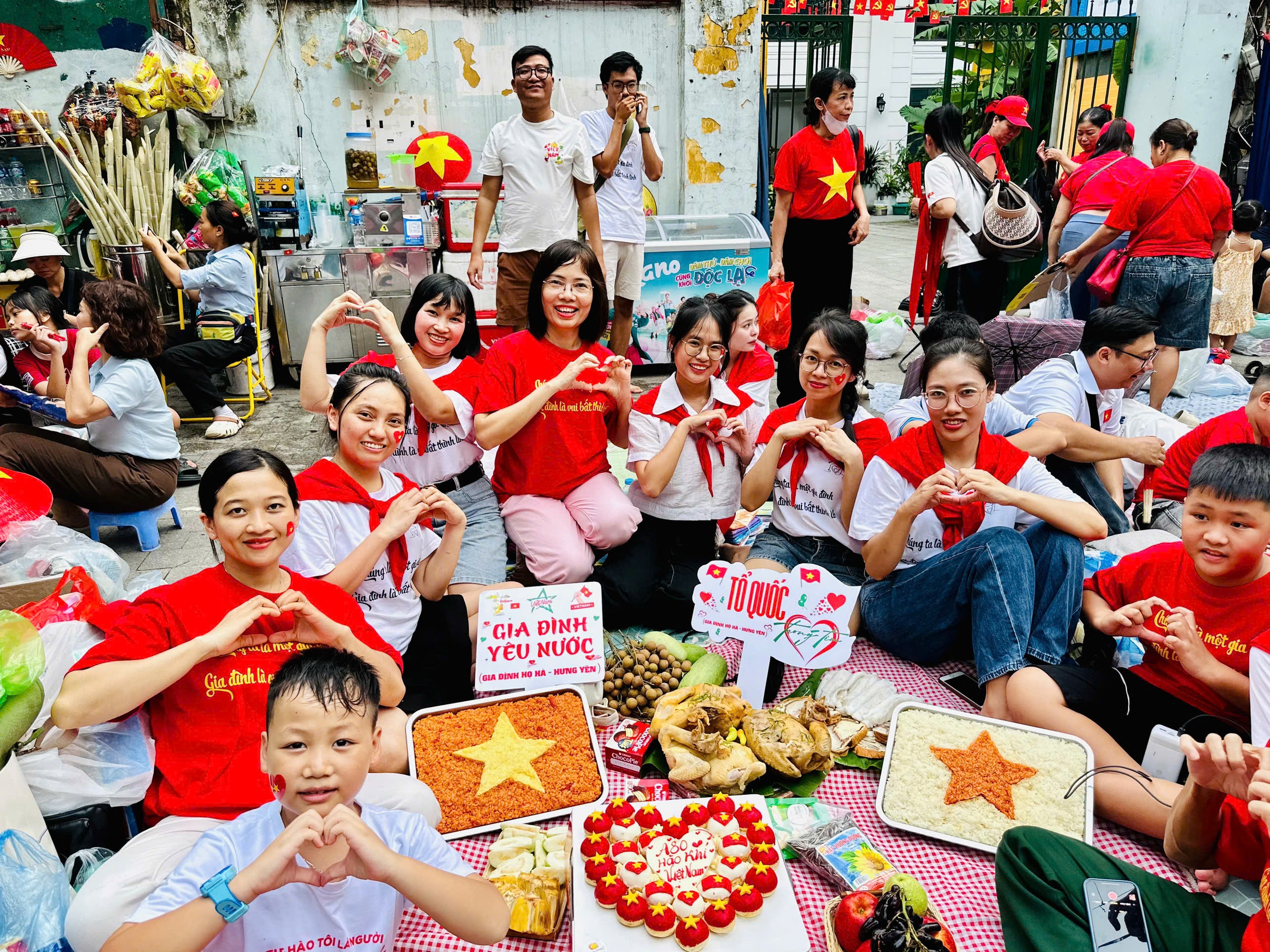 Đại gia đình 20 người với mâm cỗ đủ xôi, gà trên vỉa hè chờ tổng duyệt diễu binh A80- Ảnh 4.