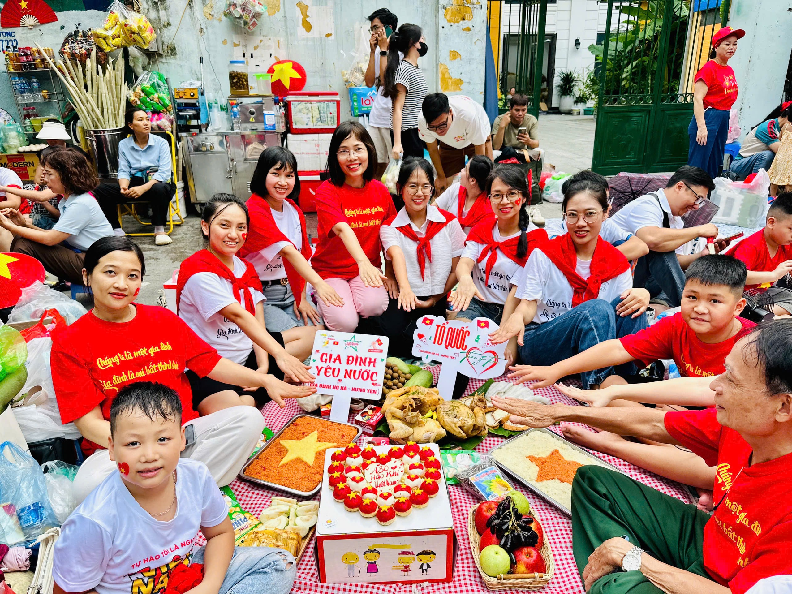 Đại gia đình 20 người với mâm cỗ đủ xôi, gà trên vỉa hè chờ tổng duyệt diễu binh A80- Ảnh 1.
