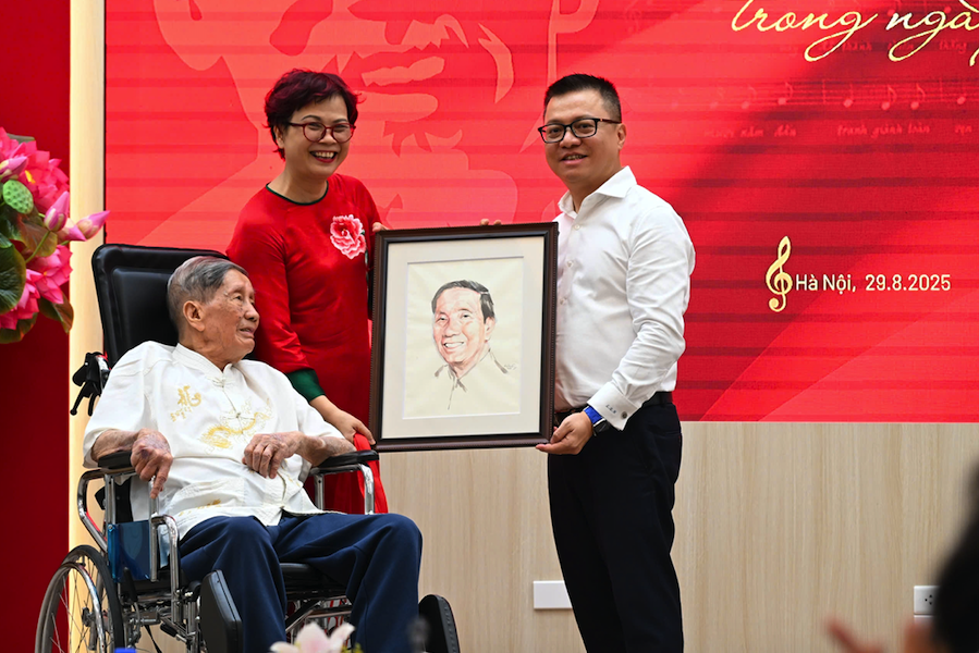 Nhạc sĩ Phạm Tuyên tặng "Như có Bác trong ngày đại thắng" cho Báo Nhân Dân - Ảnh 2.