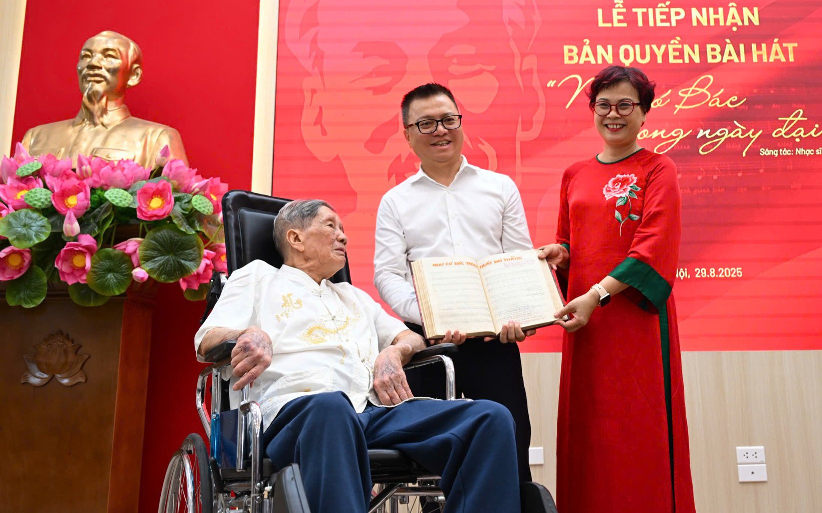 Nhạc sĩ Phạm Tuyên tặng ca khúc "Như có Bác trong ngày đại thắng" cho Báo Nhân Dân