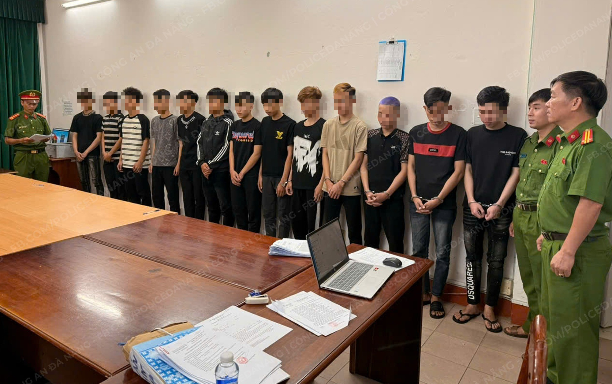 C&ocirc;ng an TP Đ&agrave; Nẵng bắt 13 thanh thiếu ni&ecirc;n g&acirc;y rối trật tự c&ocirc;ng cộng - Ảnh 1.