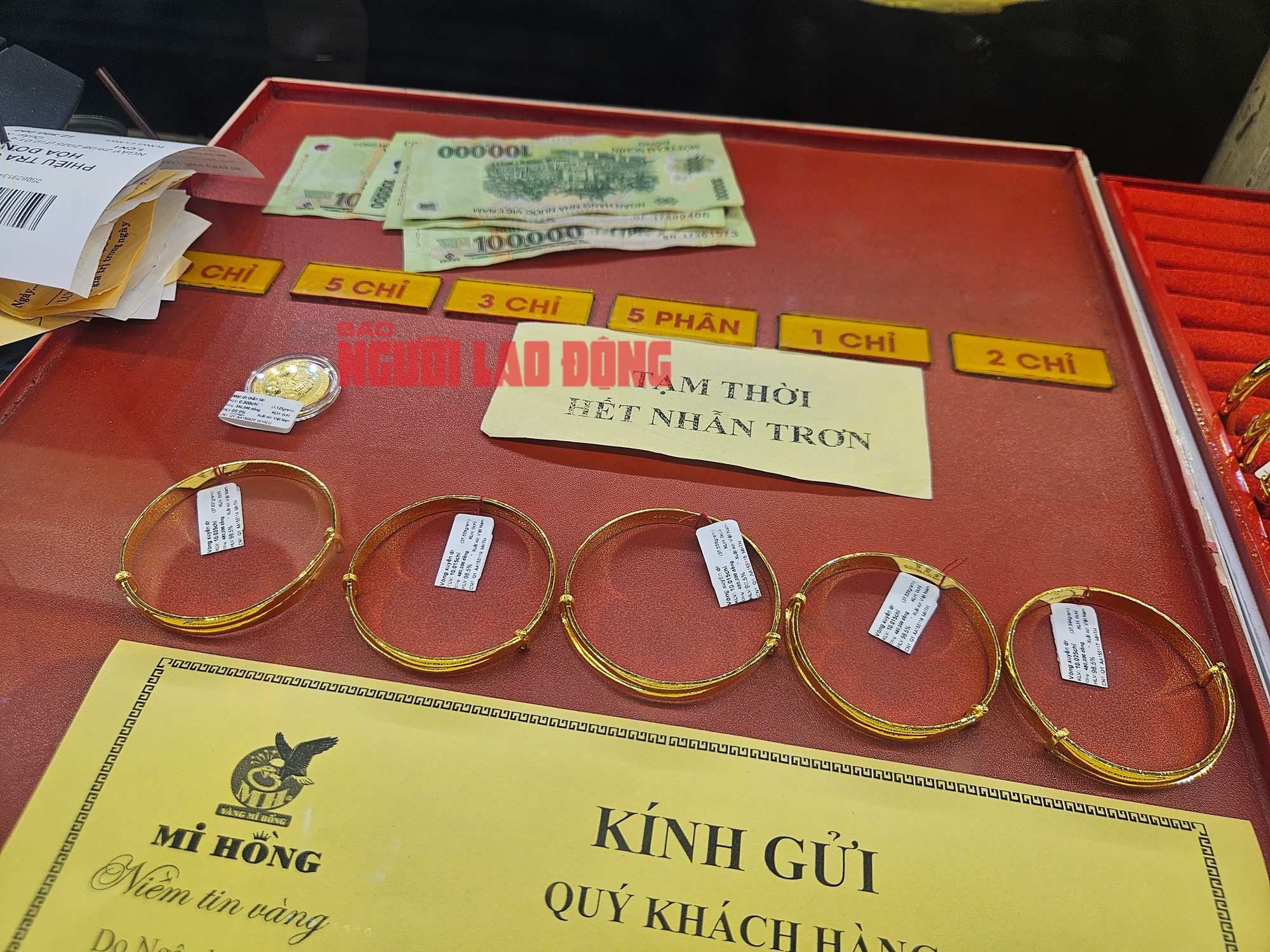 Kh&aacute;ch xếp h&agrave;ng mua v&agrave;ng nhẫn tại TP HCM khi gi&aacute; v&agrave;ng lập đỉnh - Ảnh 8.