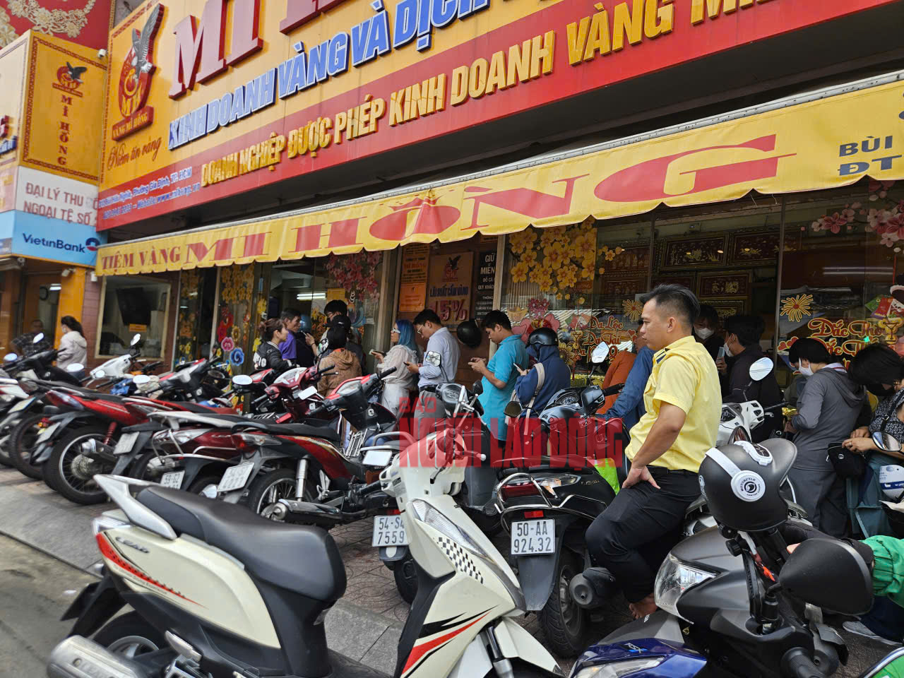 Kh&aacute;ch xếp h&agrave;ng mua v&agrave;ng nhẫn tại TP HCM khi gi&aacute; v&agrave;ng lập đỉnh - Ảnh 4.