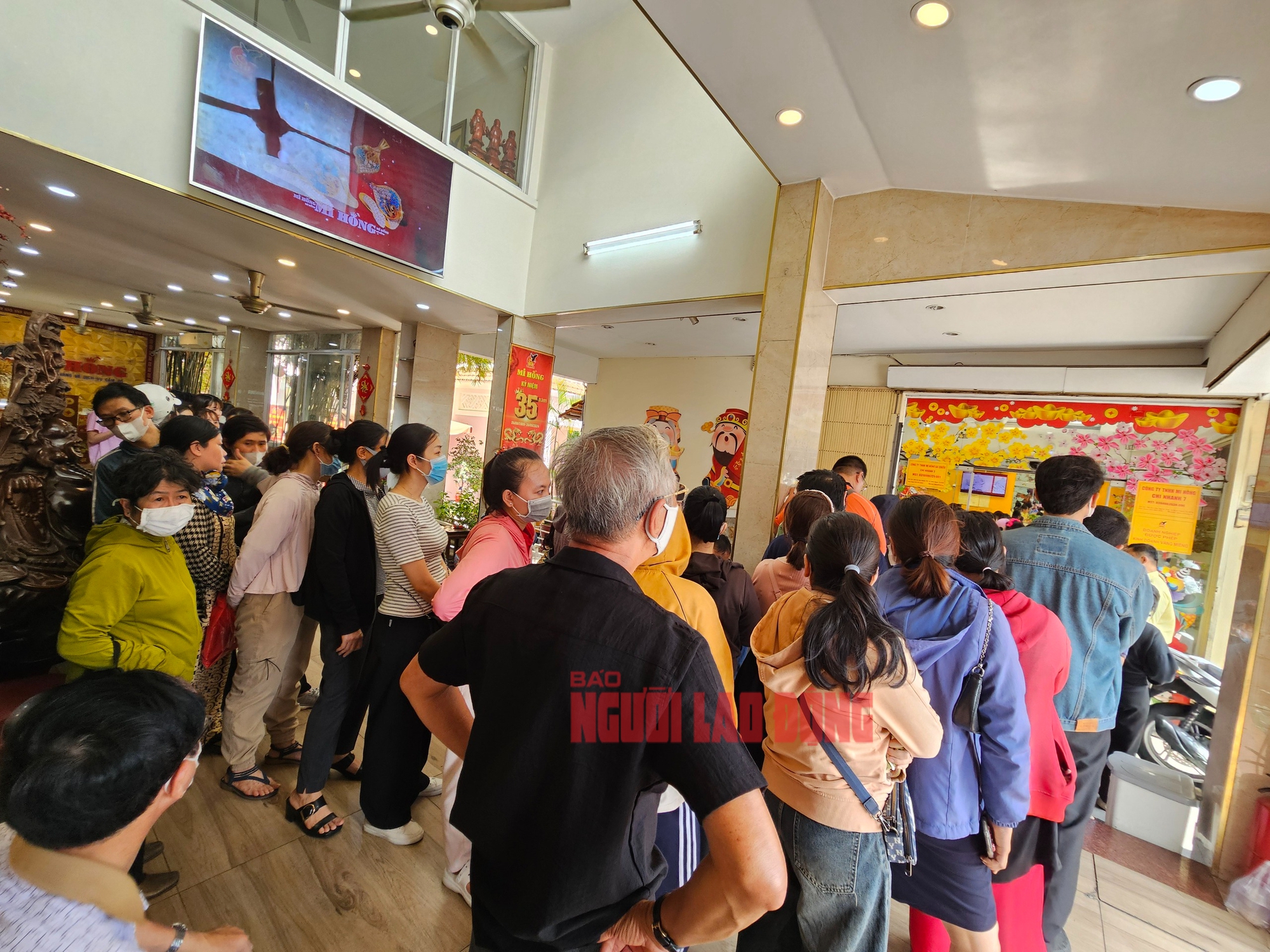 Kh&aacute;ch xếp h&agrave;ng mua v&agrave;ng nhẫn tại TP HCM khi gi&aacute; v&agrave;ng lập đỉnh - Ảnh 2.