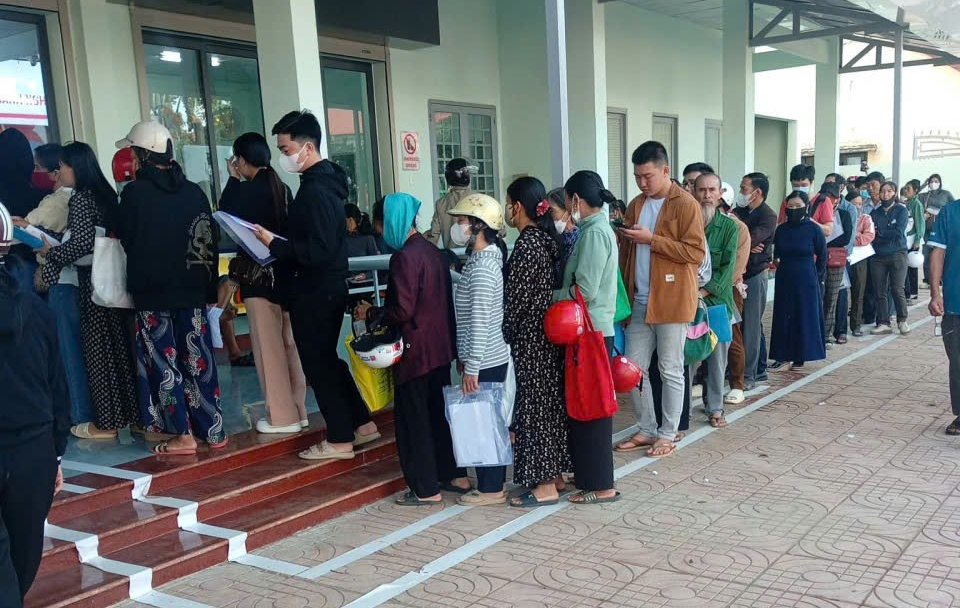 Diễn biến mới vụ người d&acirc;n xếp h&agrave;ng chờ l&agrave;m thủ tục h&agrave;nh ch&iacute;nh tại Đắk Lắk - Ảnh 2.