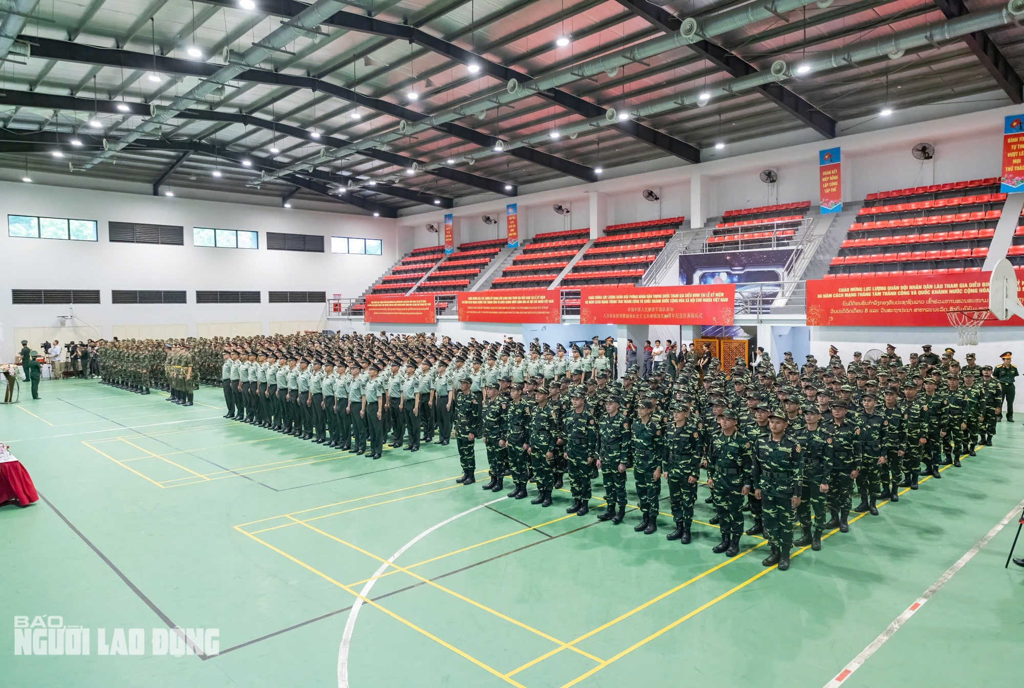 Cận cảnh khối qu&acirc;n nh&acirc;n Trung Quốc vừa đến H&agrave; Nội tham gia diễu binh A80- Ảnh 1.