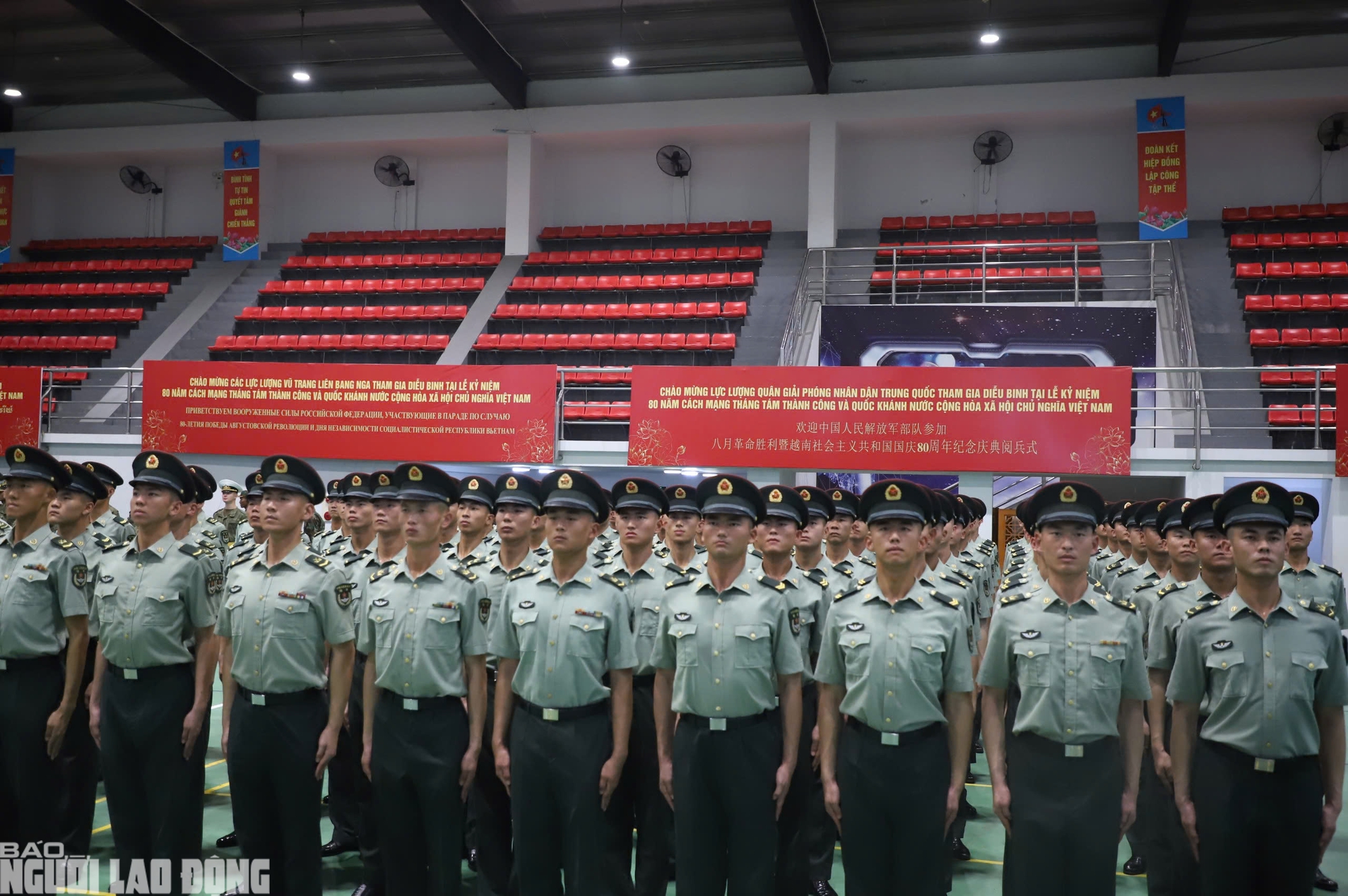 Cận cảnh khối qu&acirc;n nh&acirc;n Trung Quốc vừa đến H&agrave; Nội tham gia diễu binh A80- Ảnh 5.