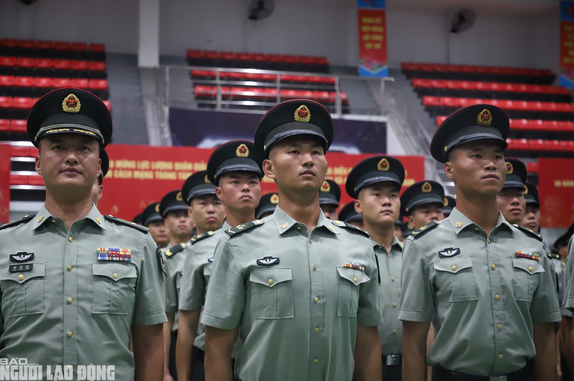Cận cảnh khối qu&acirc;n nh&acirc;n Trung Quốc vừa đến H&agrave; Nội tham gia diễu binh A80- Ảnh 7.