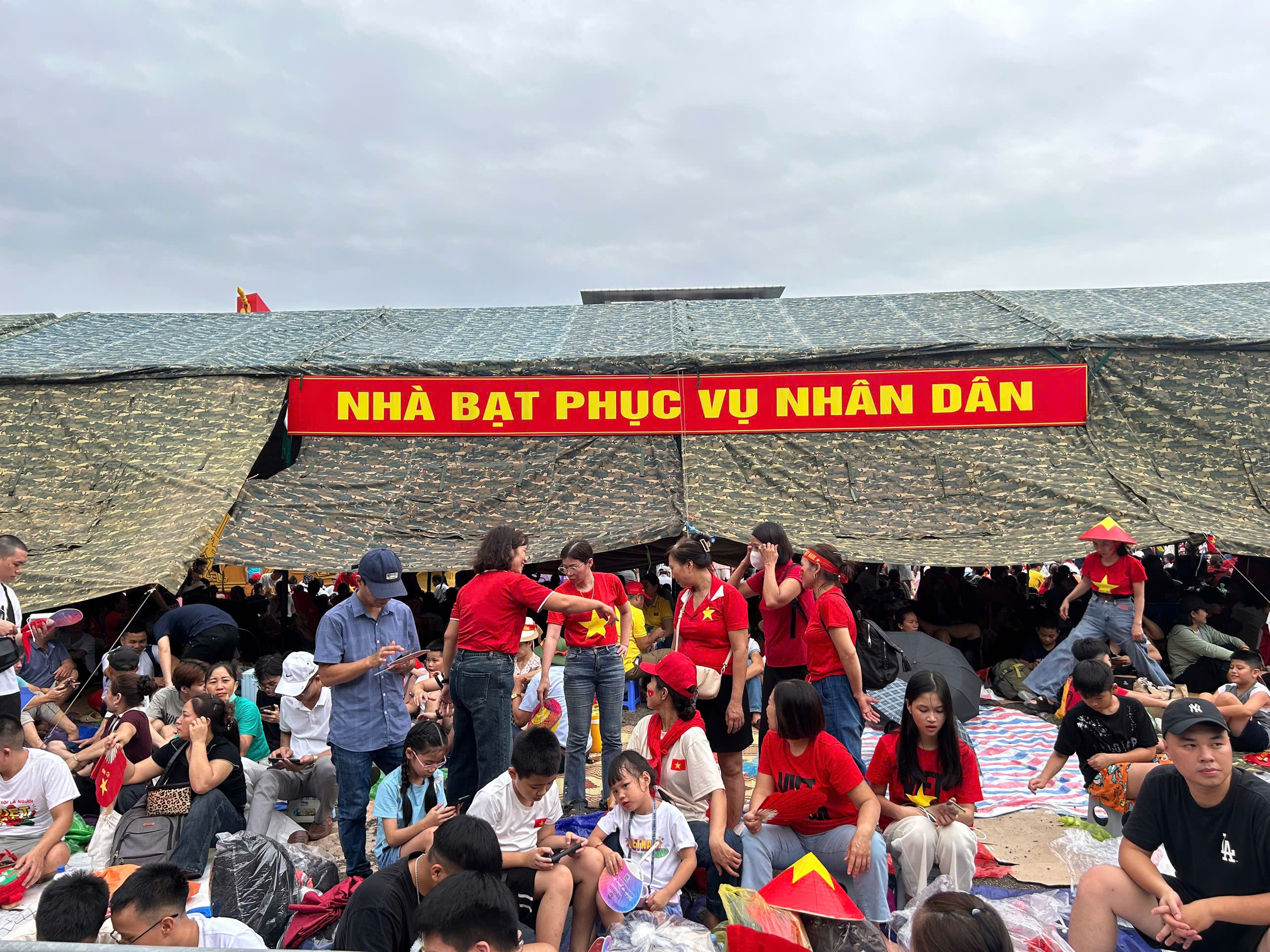 Cựu chiến binh đến từ 7 giờ sáng 29-8, xúc động khi được ưu tiên vị trí "VIP" xem diễu binh- Ảnh 8.