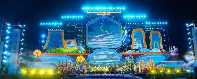 Tưng bừng đ&ecirc;m khai mạc Lễ hội &ldquo;Tinh hoa Đại ng&agrave;n &ndash; Biển xanh hội tụ&rdquo; ở Gia Lai - Ảnh 4.