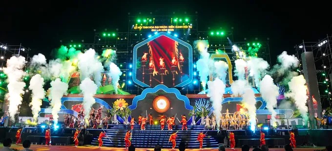 Tưng bừng đ&ecirc;m khai mạc Lễ hội &ldquo;Tinh hoa Đại ng&agrave;n &ndash; Biển xanh hội tụ&rdquo; ở Gia Lai - Ảnh 7.