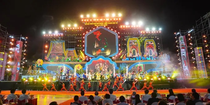 Tưng bừng đ&ecirc;m khai mạc Lễ hội &ldquo;Tinh hoa Đại ng&agrave;n &ndash; Biển xanh hội tụ&rdquo; ở Gia Lai - Ảnh 10.
