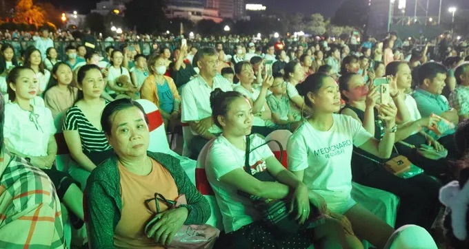 Tưng bừng đ&ecirc;m khai mạc Lễ hội &ldquo;Tinh hoa Đại ng&agrave;n &ndash; Biển xanh hội tụ&rdquo; ở Gia Lai - Ảnh 11.