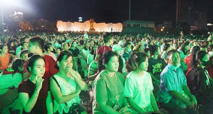 Tưng bừng đ&ecirc;m khai mạc Lễ hội &ldquo;Tinh hoa Đại ng&agrave;n &ndash; Biển xanh hội tụ&rdquo; ở Gia Lai - Ảnh 12.