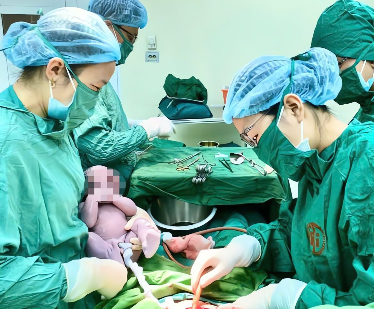 Mổ bắt con khẩn cấp, lọc máu cứu sản phụ vì biến chứng bất ngờ- Ảnh 1.
