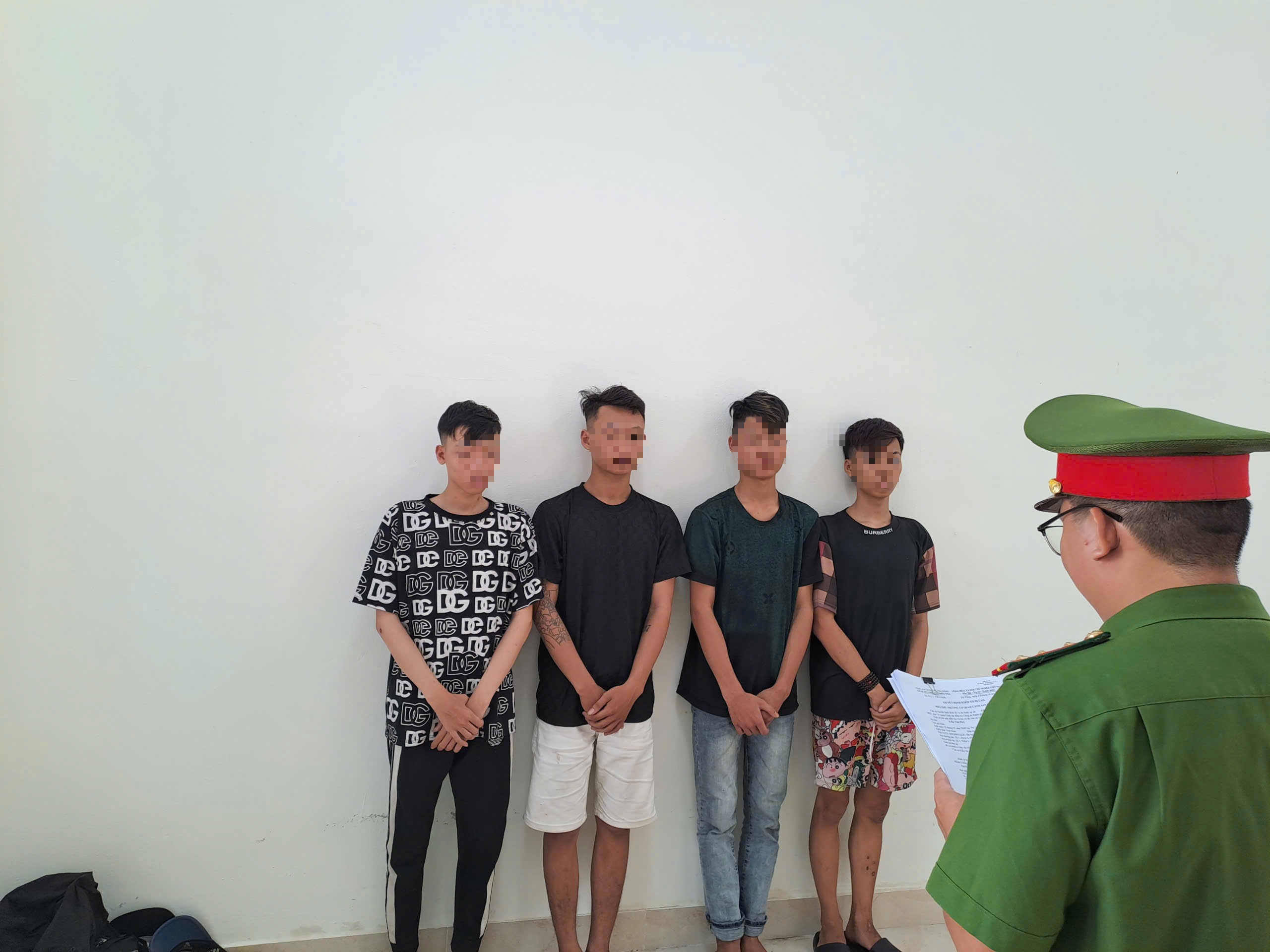 C&ocirc;ng an TP Đ&agrave; Nẵng bắt 13 đối tượng "g&acirc;y &aacute;m ảnh" cho người d&acirc;n - Ảnh 1.