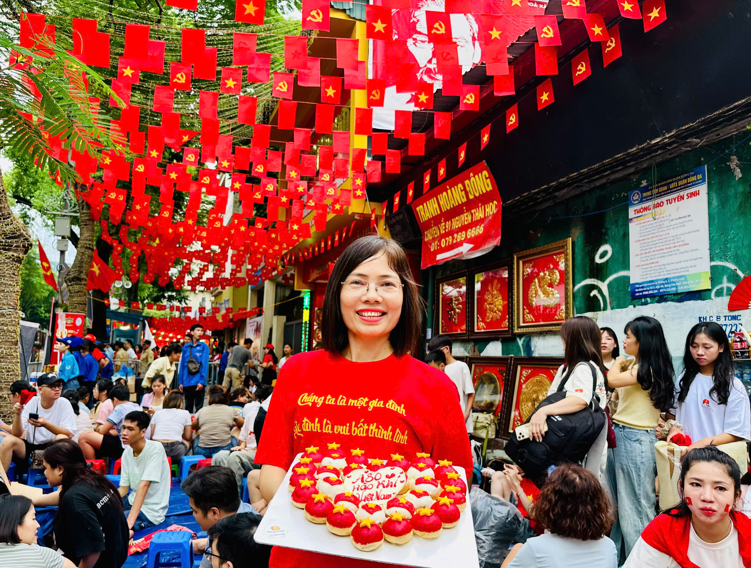 Đại gia đình 20 người với mâm cỗ đủ xôi, gà trên vỉa hè chờ tổng duyệt diễu binh A80- Ảnh 6.