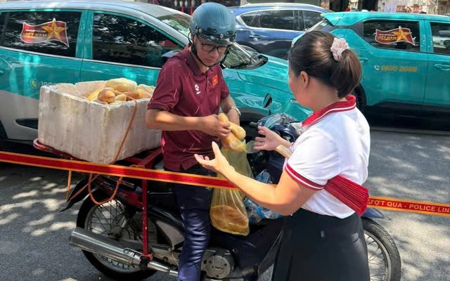 Tự hào, xúc động