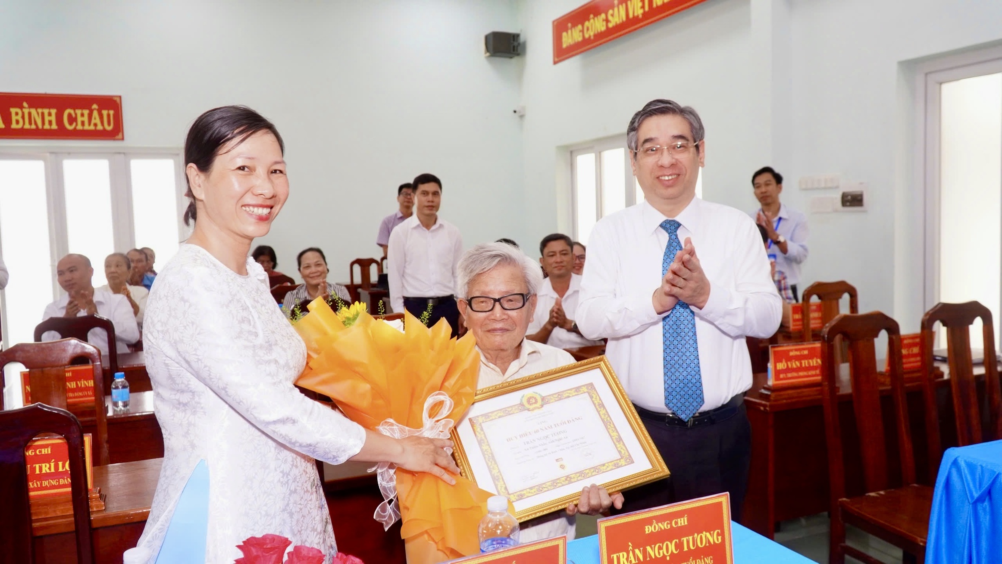 Ông Nguyễn Phước Lộc trao Huy hiệu Đảng cho các đảng viên tiêu biểu xã Hồ Tràm và Bình Châu- Ảnh 2.
