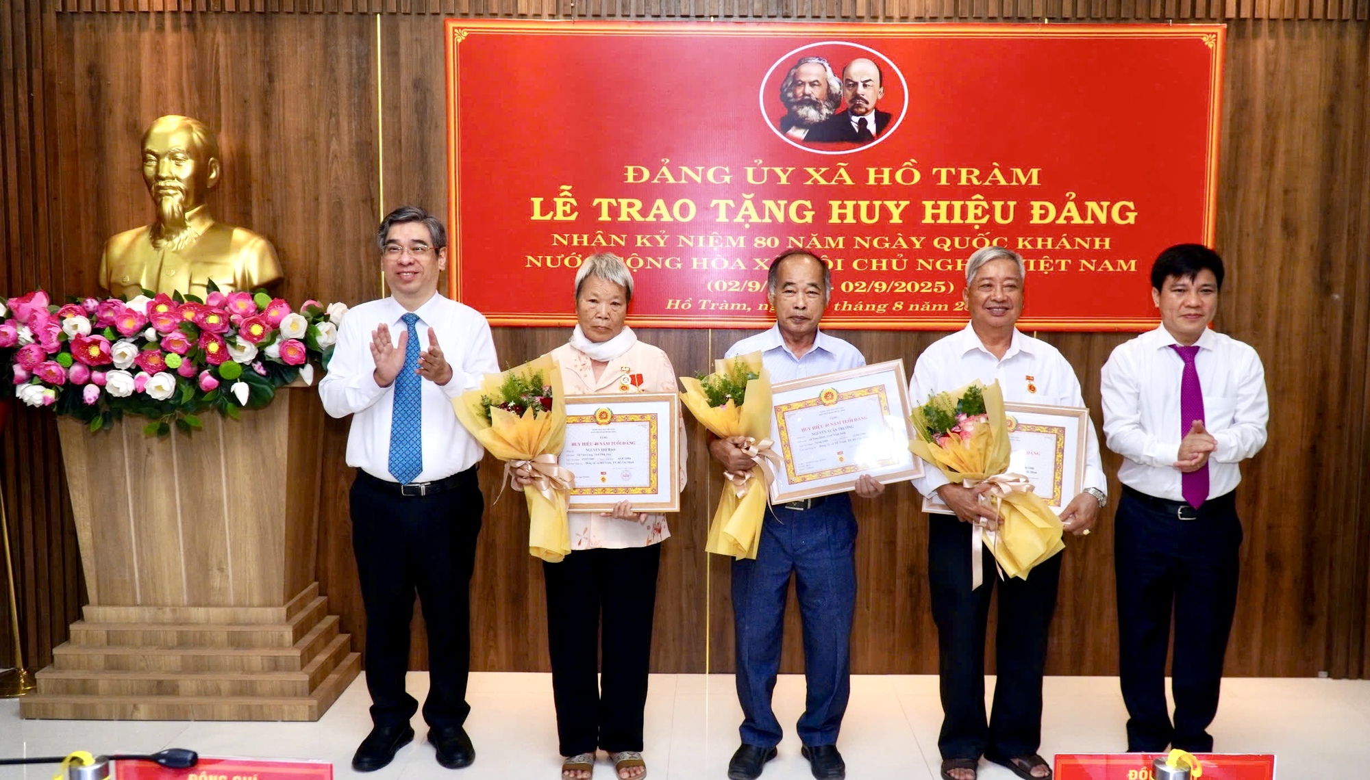 Ông Nguyễn Phước Lộc trao Huy hiệu Đảng cho các đảng viên tiêu biểu xã Hồ Tràm và Bình Châu- Ảnh 1.