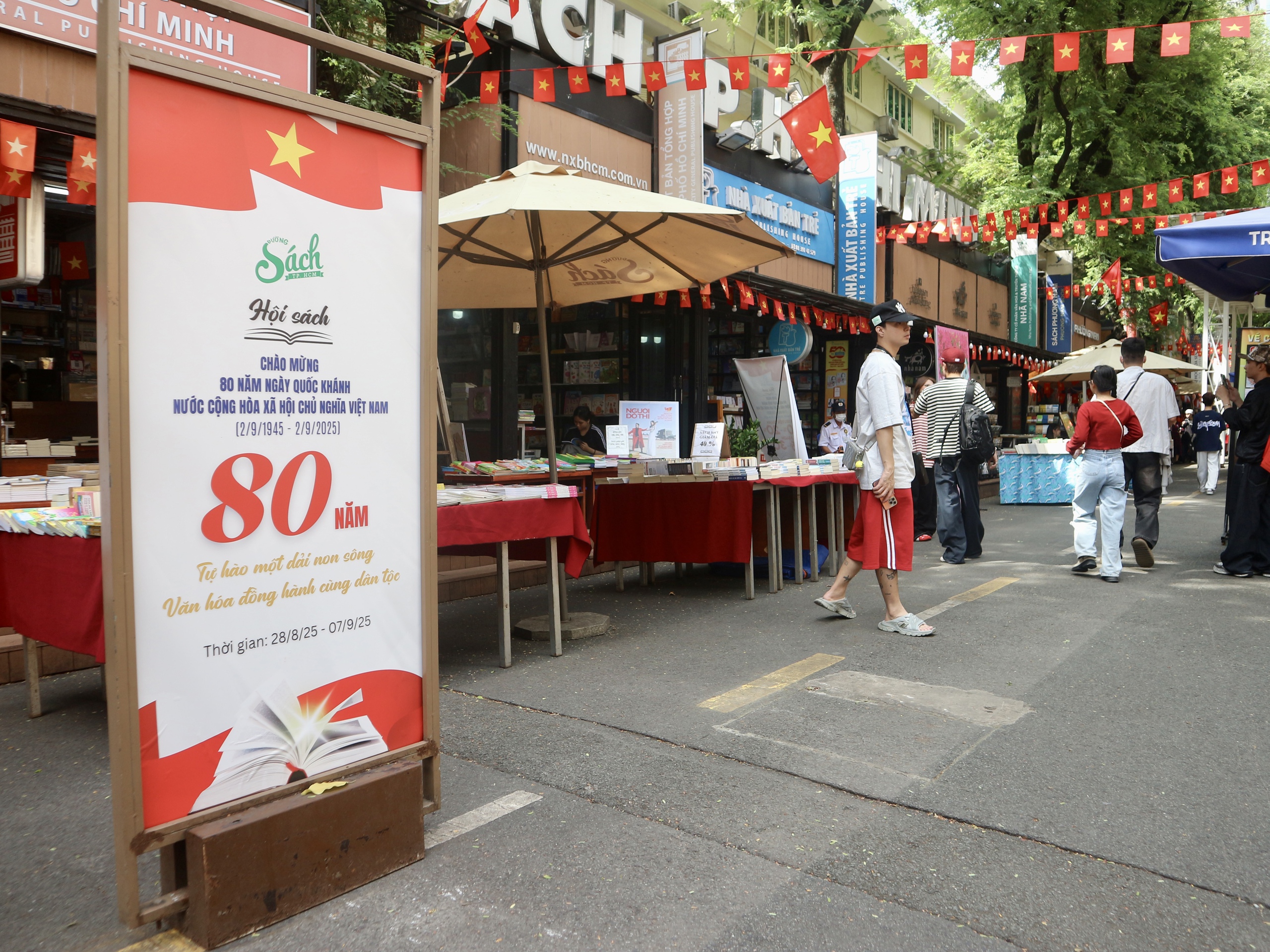 Tưng bừng hội sách chào mừng 80 năm Quốc khánh- Ảnh 1.