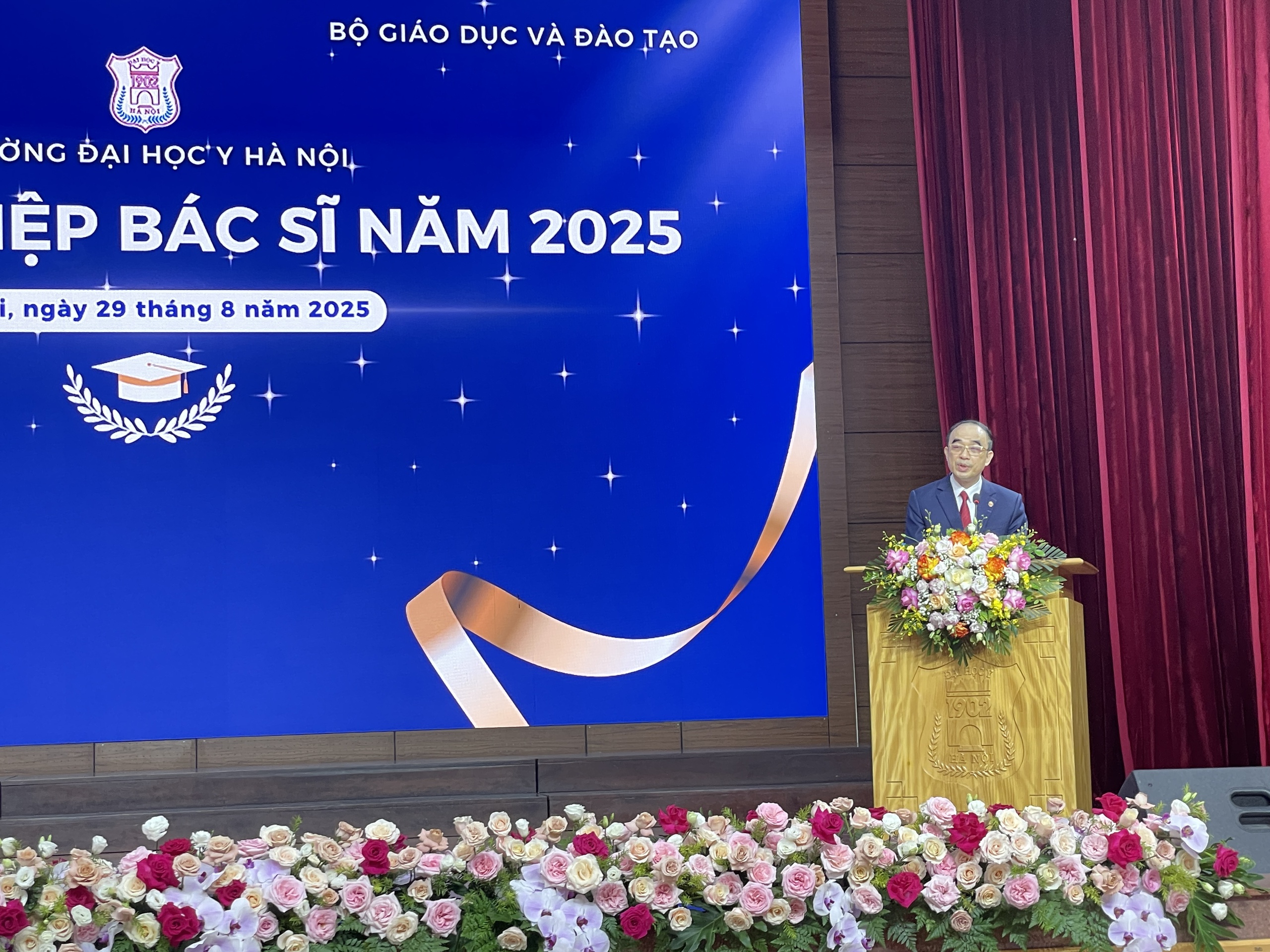 Gần 750 bác sĩ nhận bằng trong lễ tốt nghiệp "chưa từng có" - Ảnh 3.