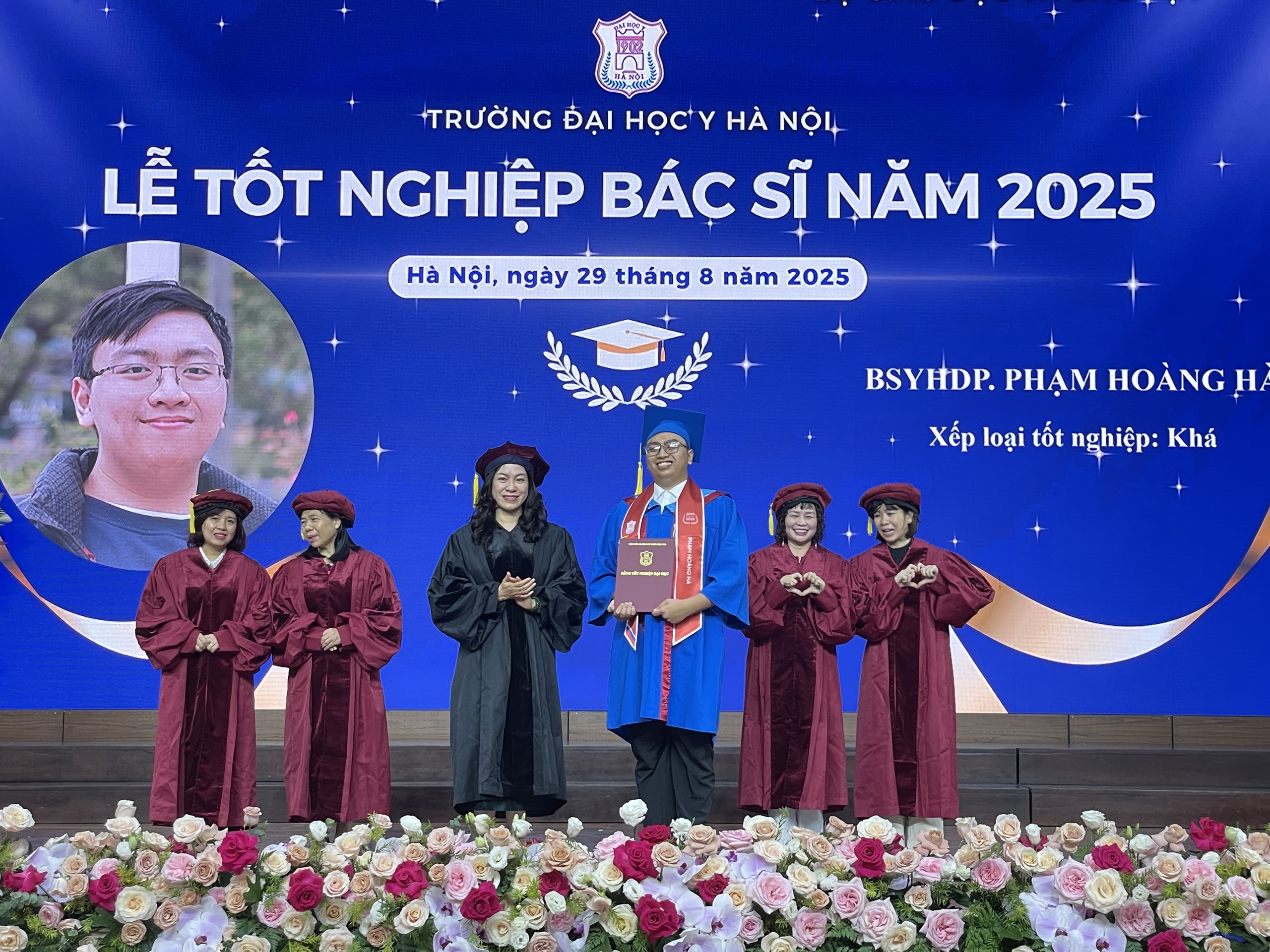 Gần 750 bác sĩ nhận bằng trong lễ tốt nghiệp "chưa từng có" - Ảnh 4.