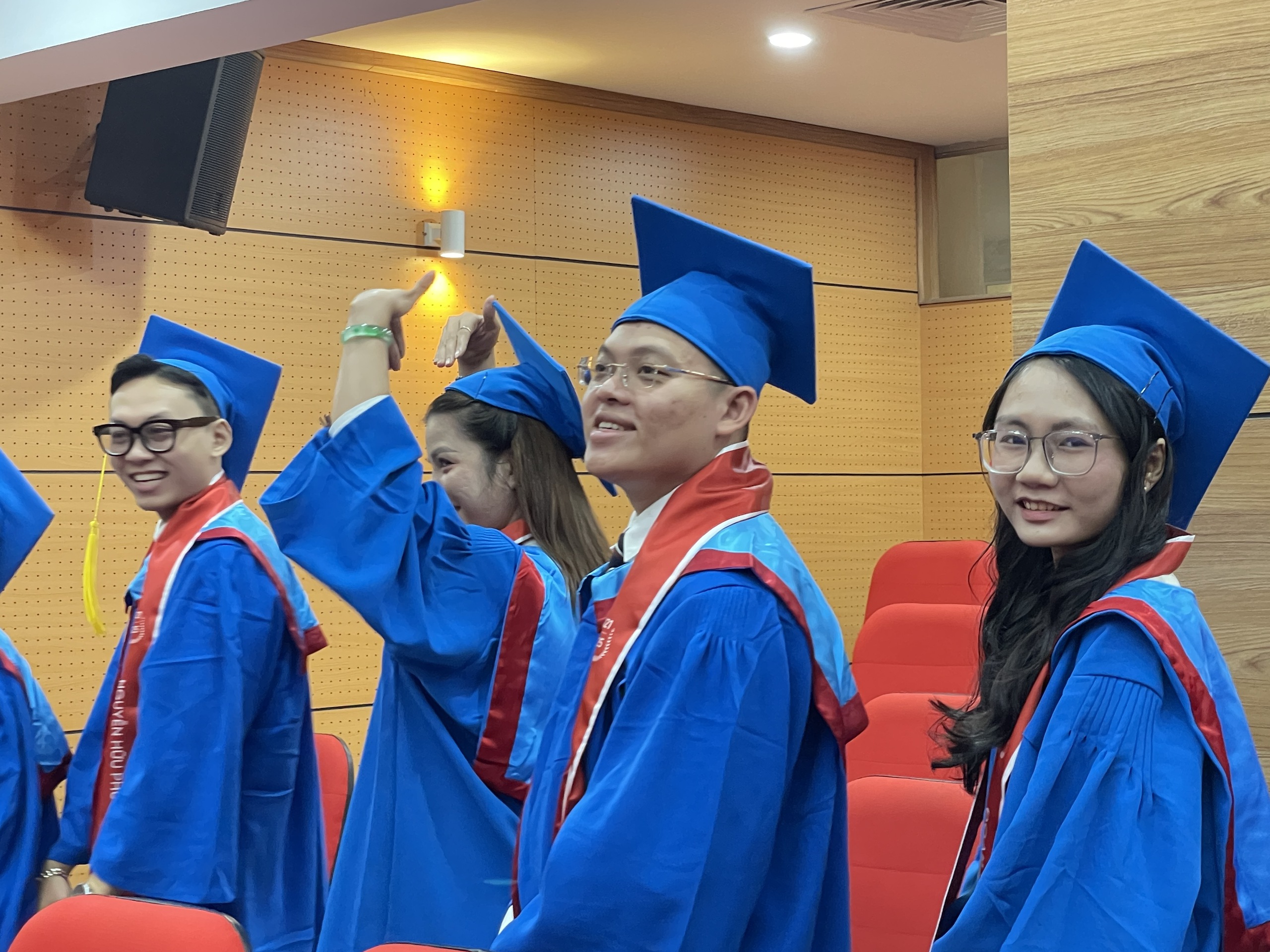 Gần 750 bác sĩ nhận bằng trong lễ tốt nghiệp "chưa từng có" - Ảnh 10.