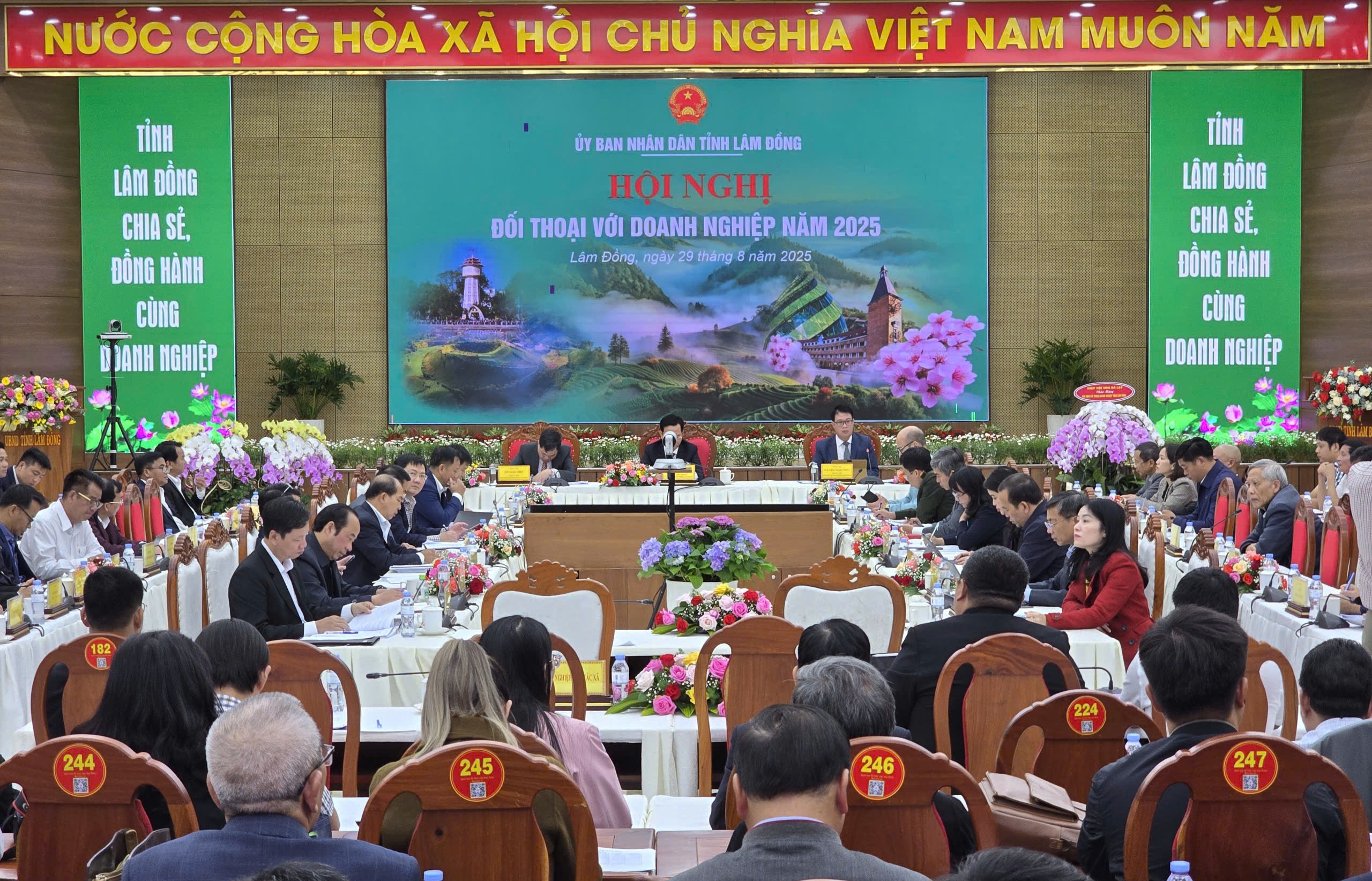 Chủ tịch tỉnh Lâm Đồng yêu cầu xem việc doanh nghiệp như việc nhà mình- Ảnh 1.