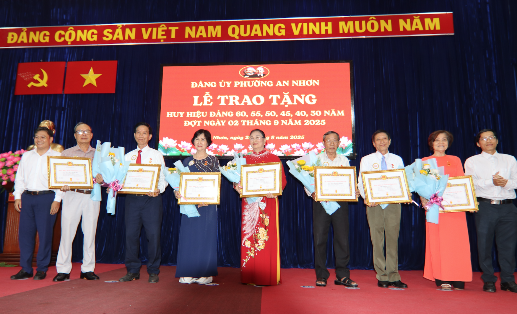 Phường An Nhơn trao 50 Huy hiệu Đảng dịp Quốc khánh 2-9 - Ảnh 3.