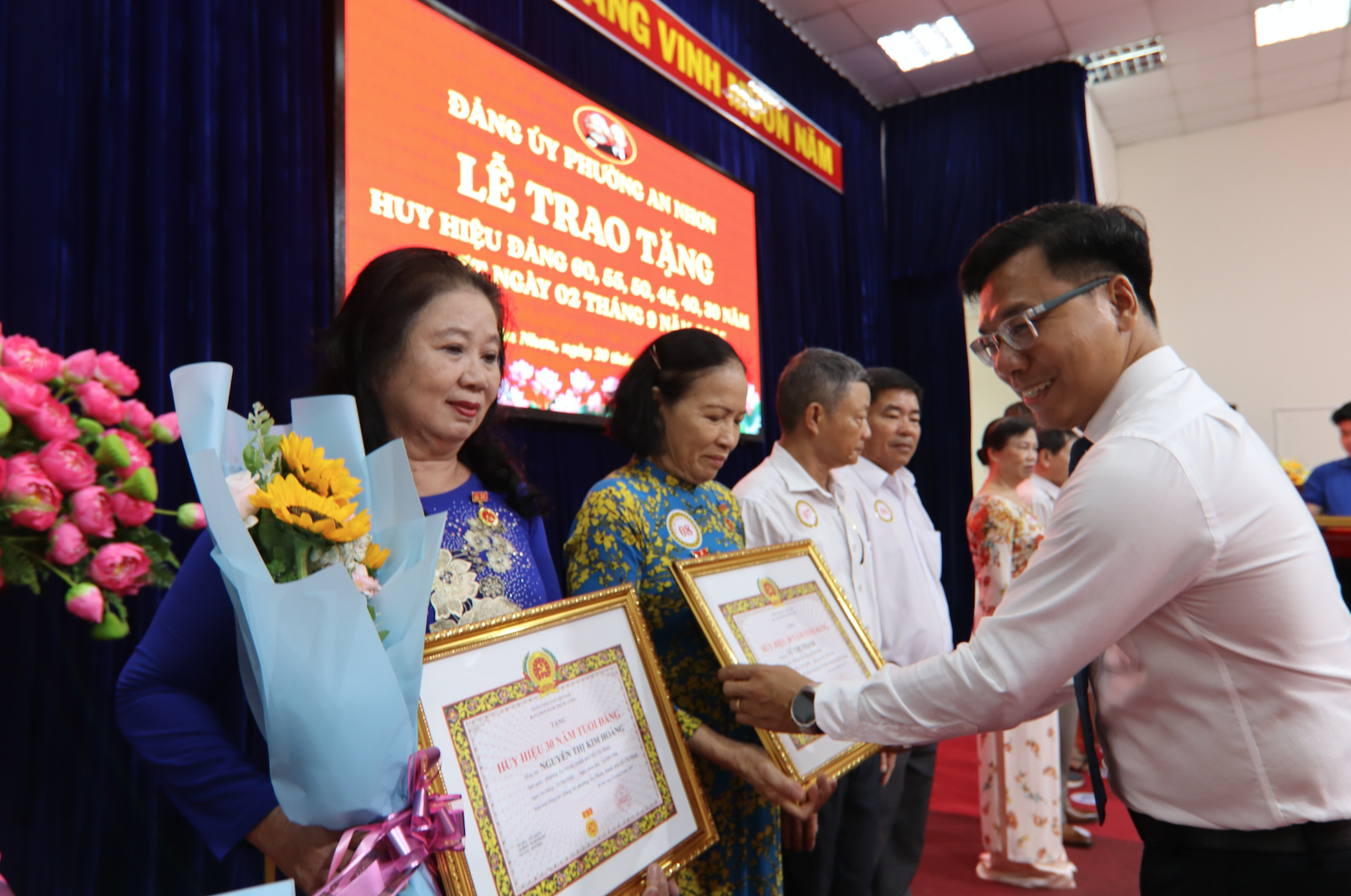 Phường An Nhơn trao 50 Huy hiệu Đảng dịp Quốc khánh 2-9 - Ảnh 2.