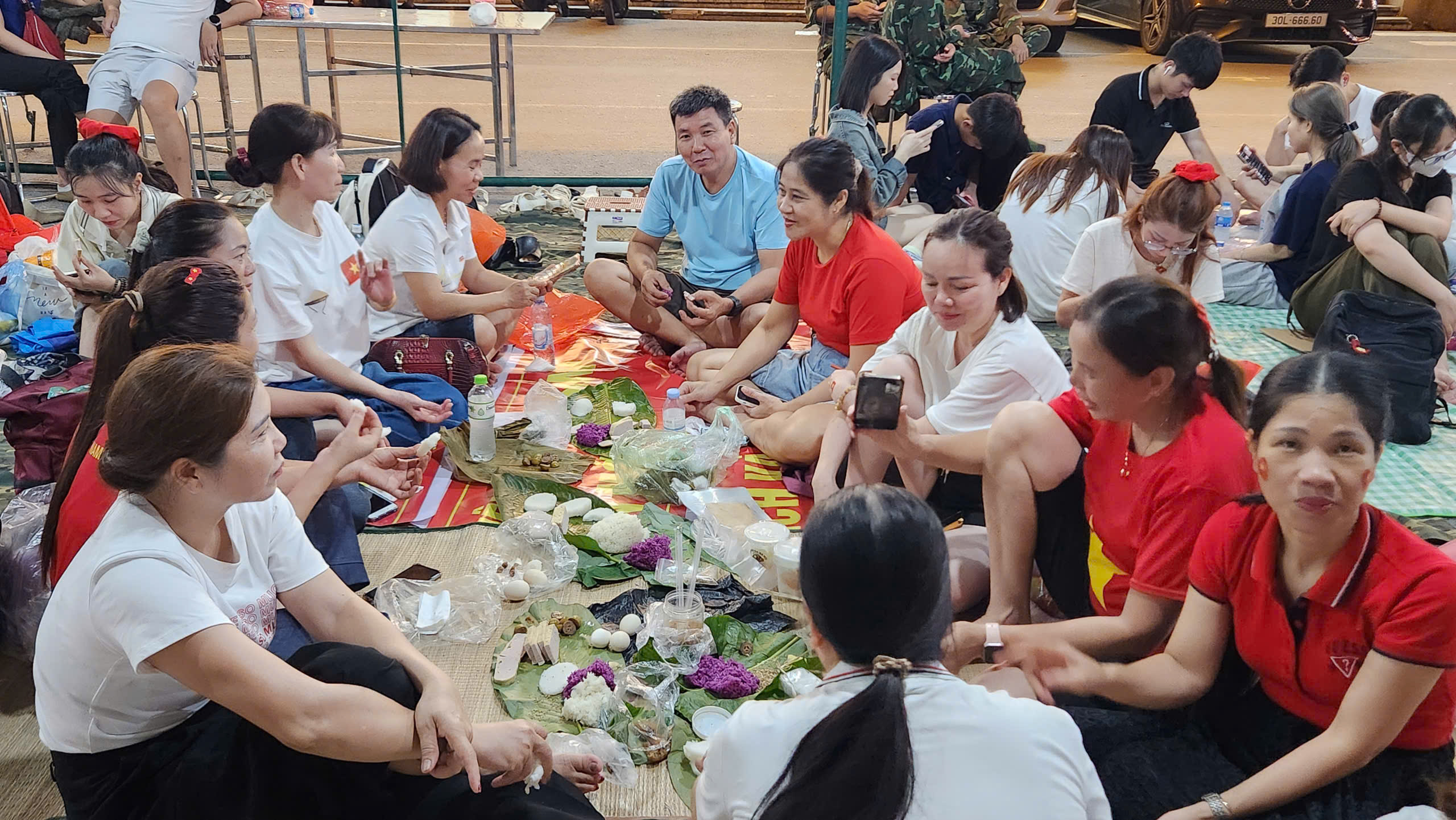 Người dân Hà Nội đổ về giữ chỗ xem lễ duyệt binh Quốc khánh 80 năm - Ảnh 4.