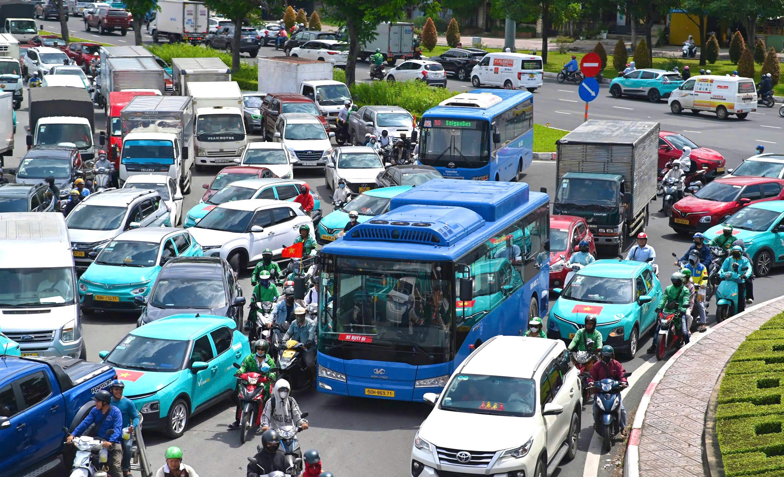 CSGT TP HCM điều tiết giao th&ocirc;ng dịp lễ 2-9 để giảm &ugrave;n tắc - Ảnh 2.