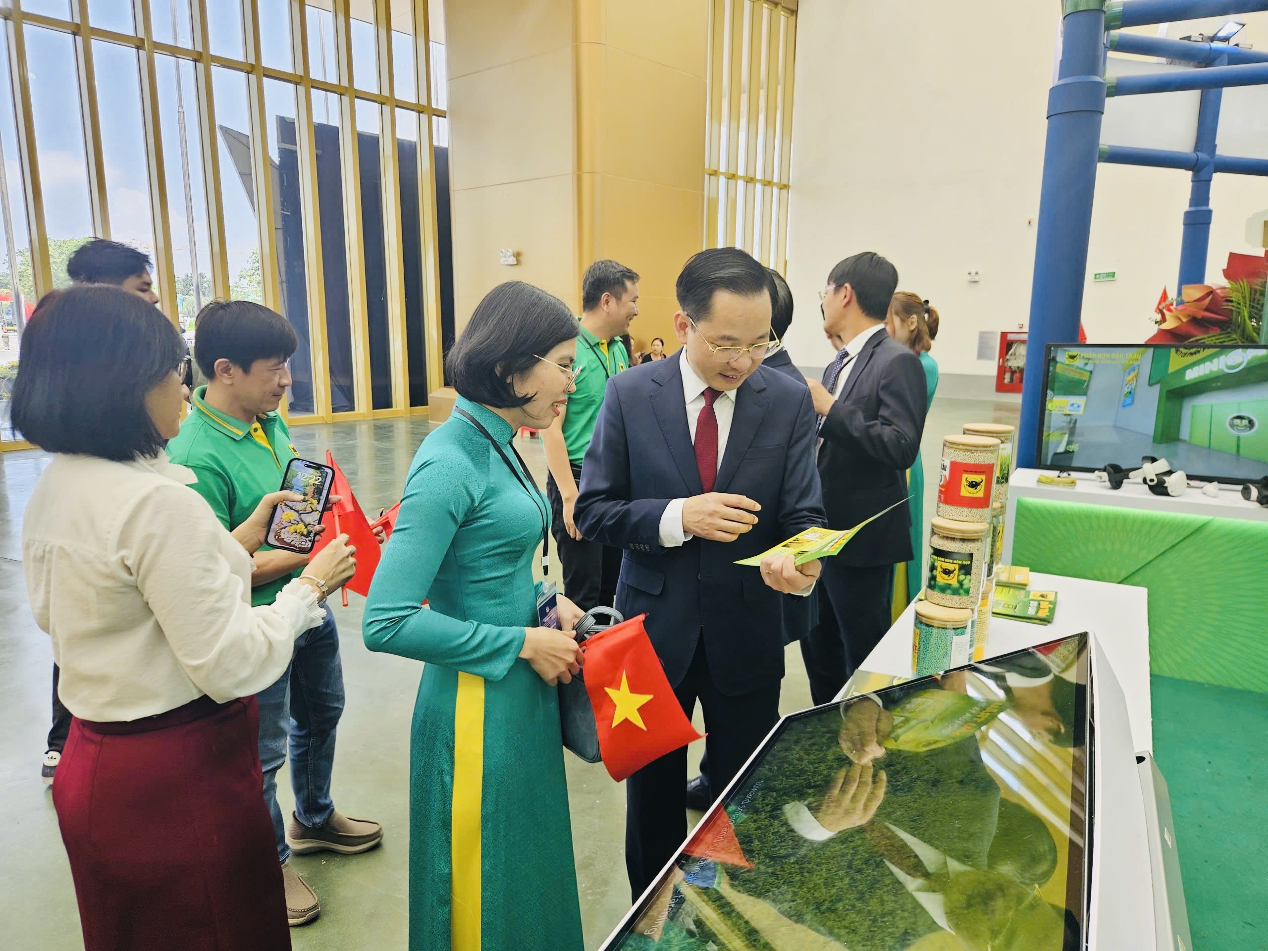 Ph&acirc;n b&oacute;n B&igrave;nh Điền: Khẳng định vị thế thương hiệu quốc gia với tầm nh&igrave;n "Xanh h&oacute;a - Số h&oacute;a"- Ảnh 1.