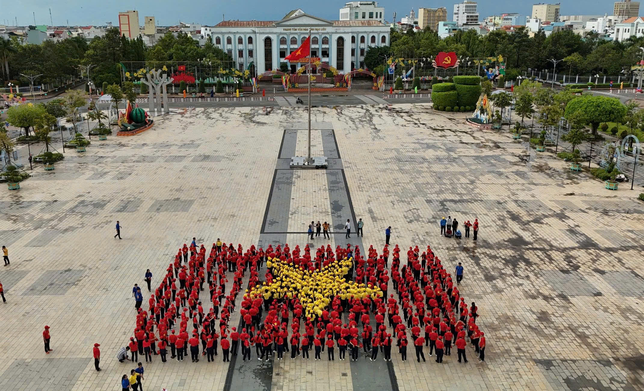 VIDEO: X&uacute;c động việc hơn 800 người xếp h&igrave;nh bản đồ Việt Nam mừng Quốc kh&aacute;nh 2-9 - Ảnh 1.