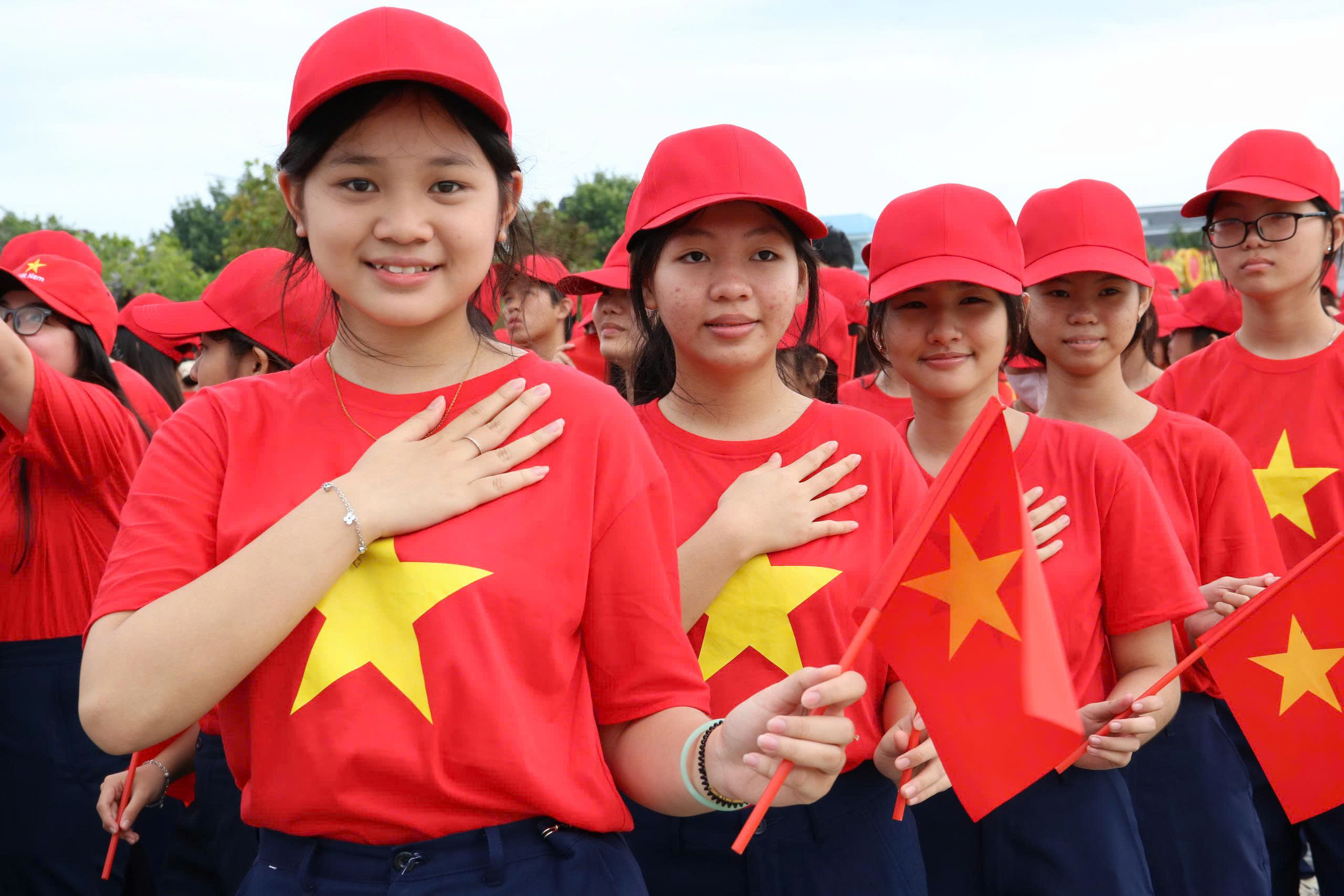 VIDEO: X&uacute;c động việc hơn 800 người xếp h&igrave;nh bản đồ Việt Nam mừng Quốc kh&aacute;nh 2-9 - Ảnh 2.