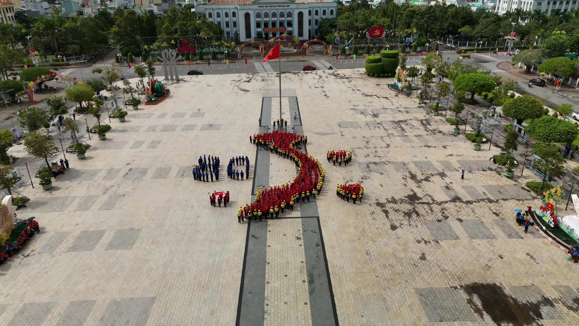 VIDEO: X&uacute;c động việc hơn 800 người xếp h&igrave;nh bản đồ Việt Nam mừng Quốc kh&aacute;nh 2-9 - Ảnh 4.