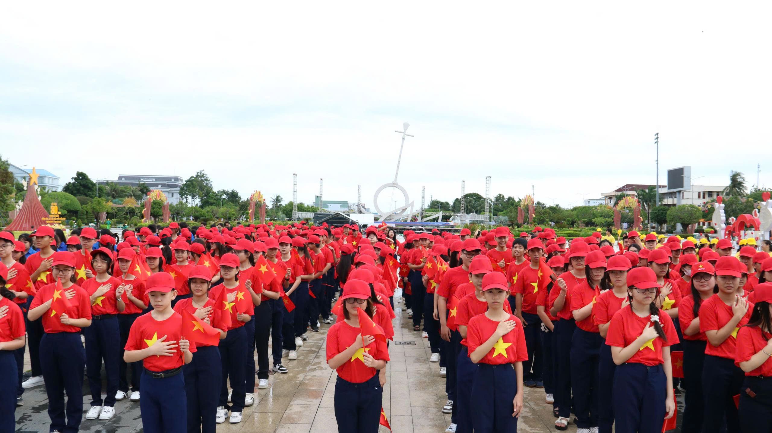 VIDEO: X&uacute;c động việc hơn 800 người xếp h&igrave;nh bản đồ Việt Nam mừng Quốc kh&aacute;nh 2-9 - Ảnh 7.