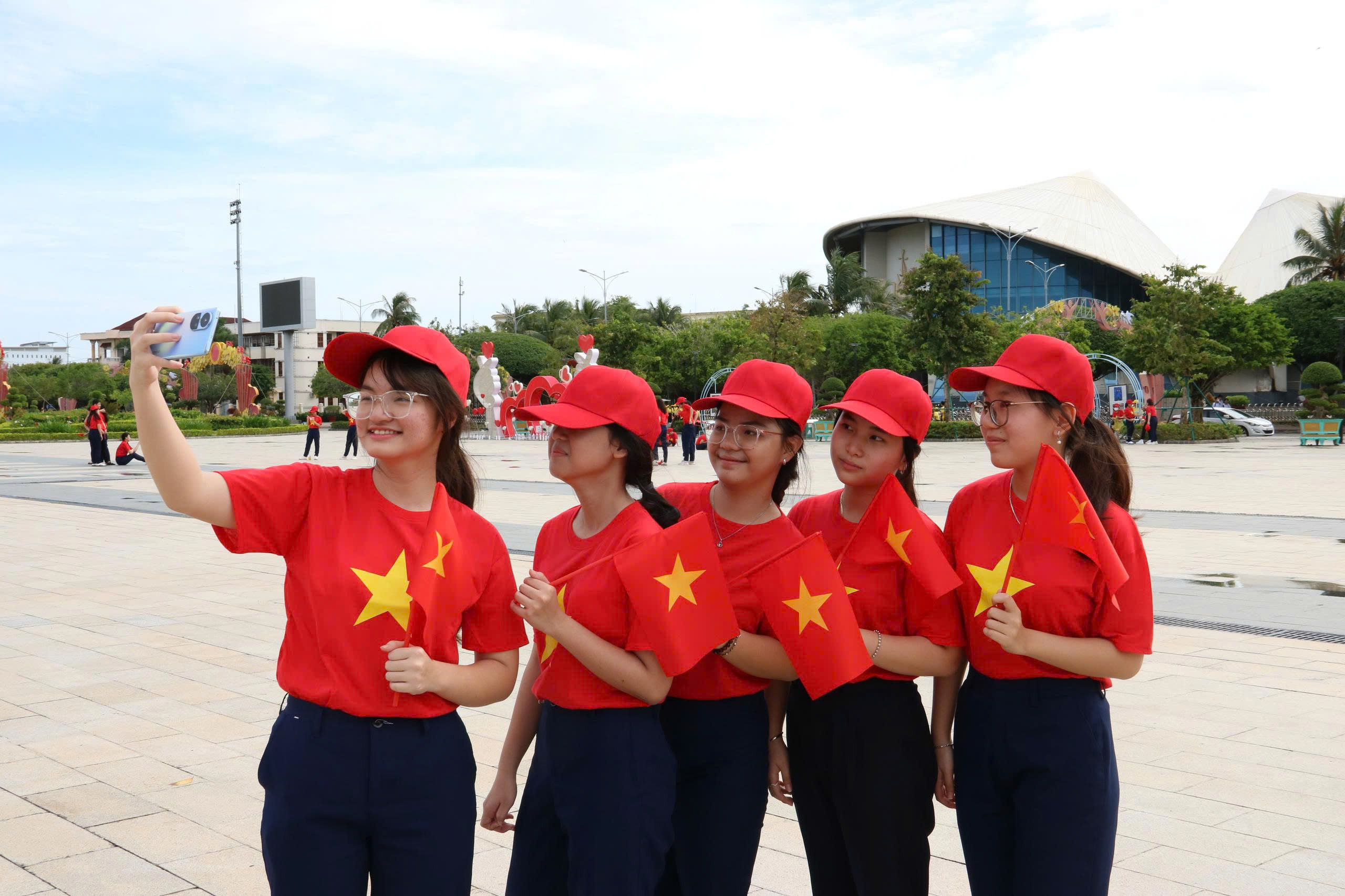 VIDEO: X&uacute;c động việc hơn 800 người xếp h&igrave;nh bản đồ Việt Nam mừng Quốc kh&aacute;nh 2-9 - Ảnh 15.