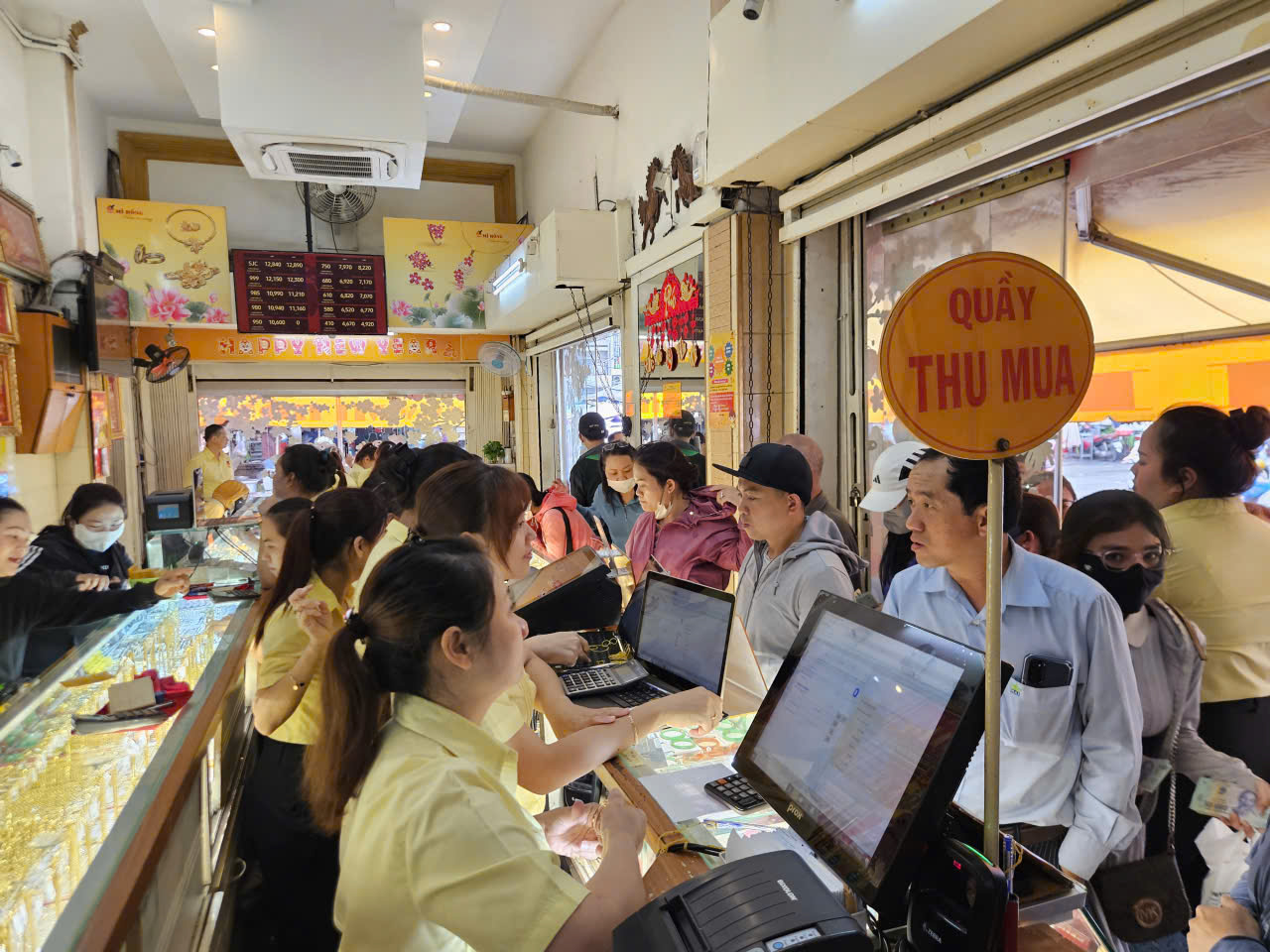 Kh&aacute;ch xếp h&agrave;ng mua v&agrave;ng nhẫn tại TP HCM khi gi&aacute; v&agrave;ng lập đỉnh - Ảnh 7.
