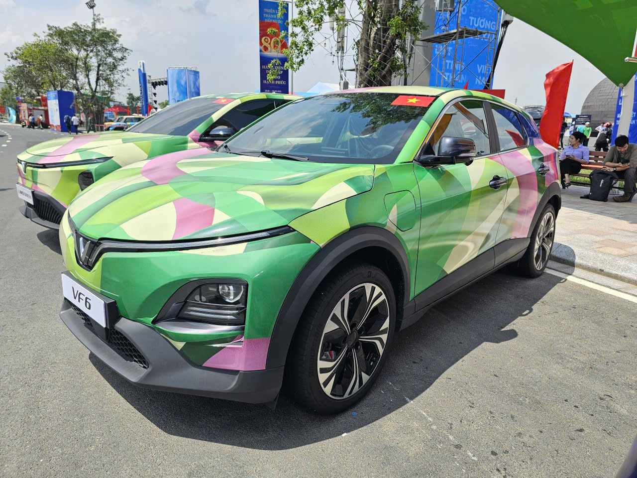 Cận cảnh d&agrave;n xe điện VinFast m&agrave;u độc lạ - Ảnh 8.