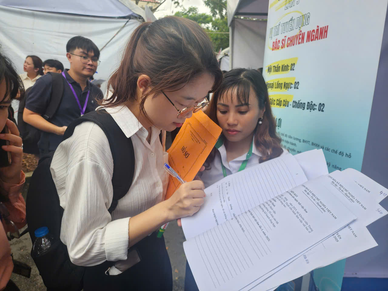 Tuyển dụng bác sĩ tại Ngày hội việc làm ngành y tế TP HCM đạt con số kỷ lục- Ảnh 1.