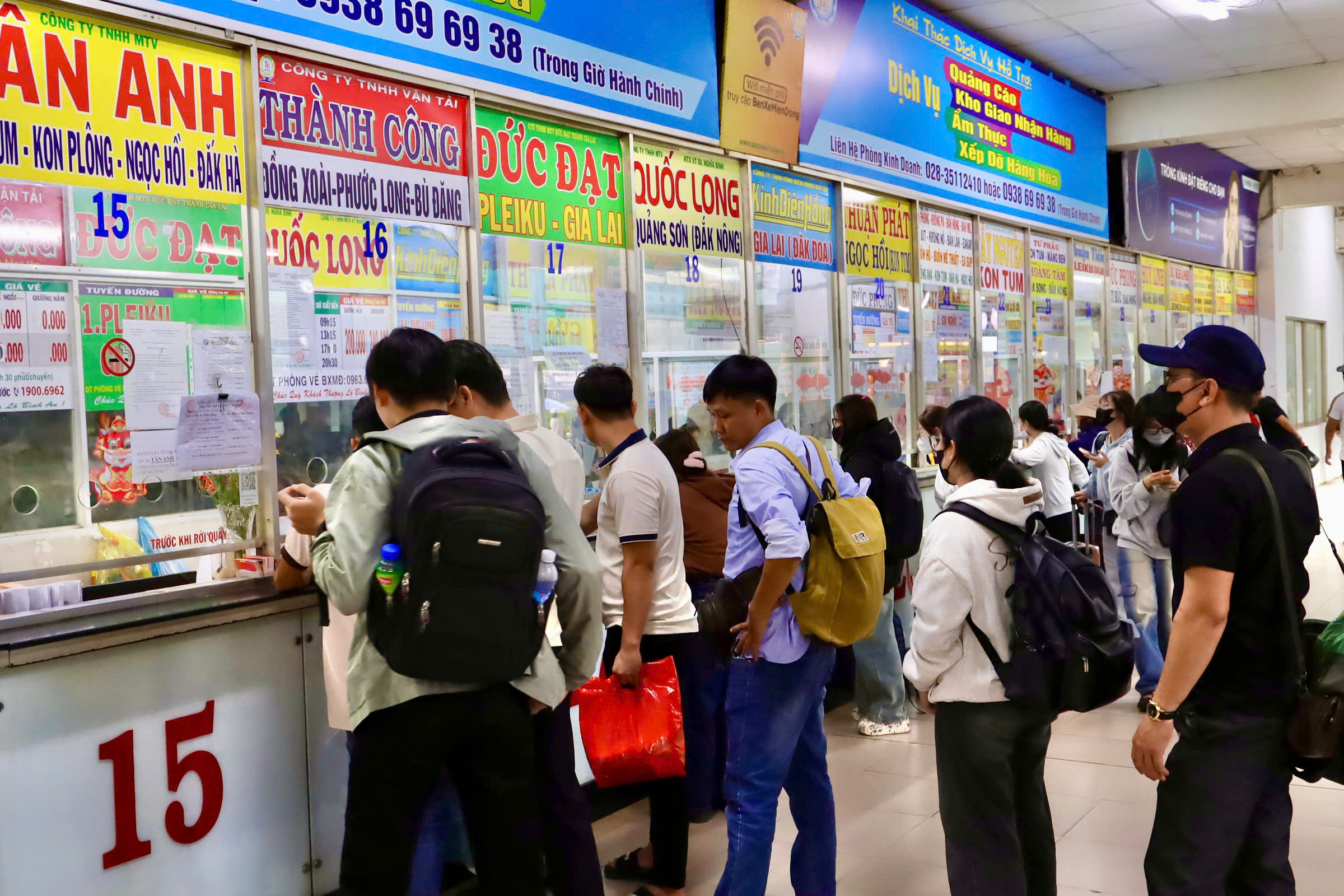 Bến xe Miền Đông chật kín, nhiều tuyến "cháy vé" sớm- Ảnh 1.