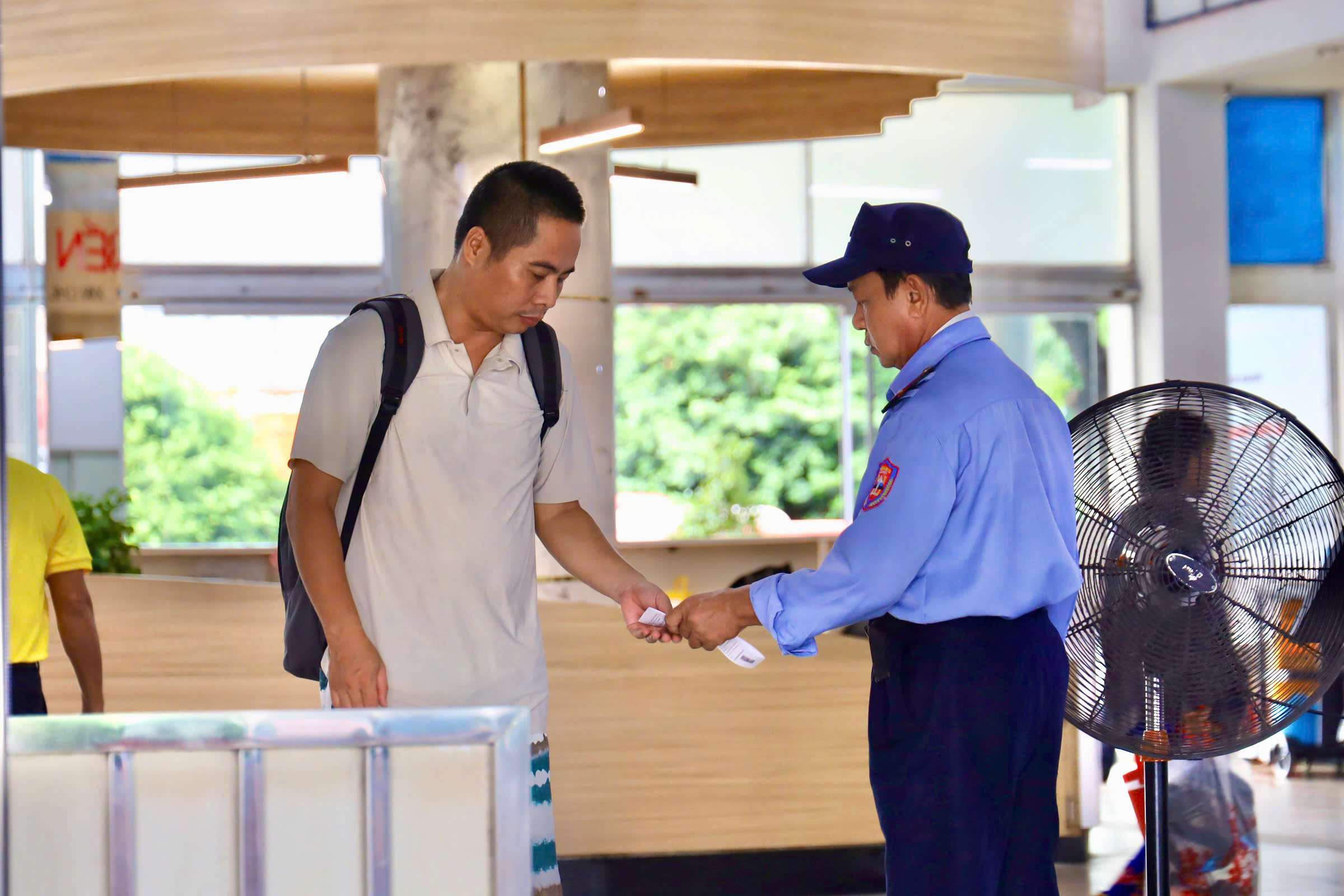 Bến xe Miền Đông chật kín, nhiều tuyến "cháy vé" sớm- Ảnh 2.