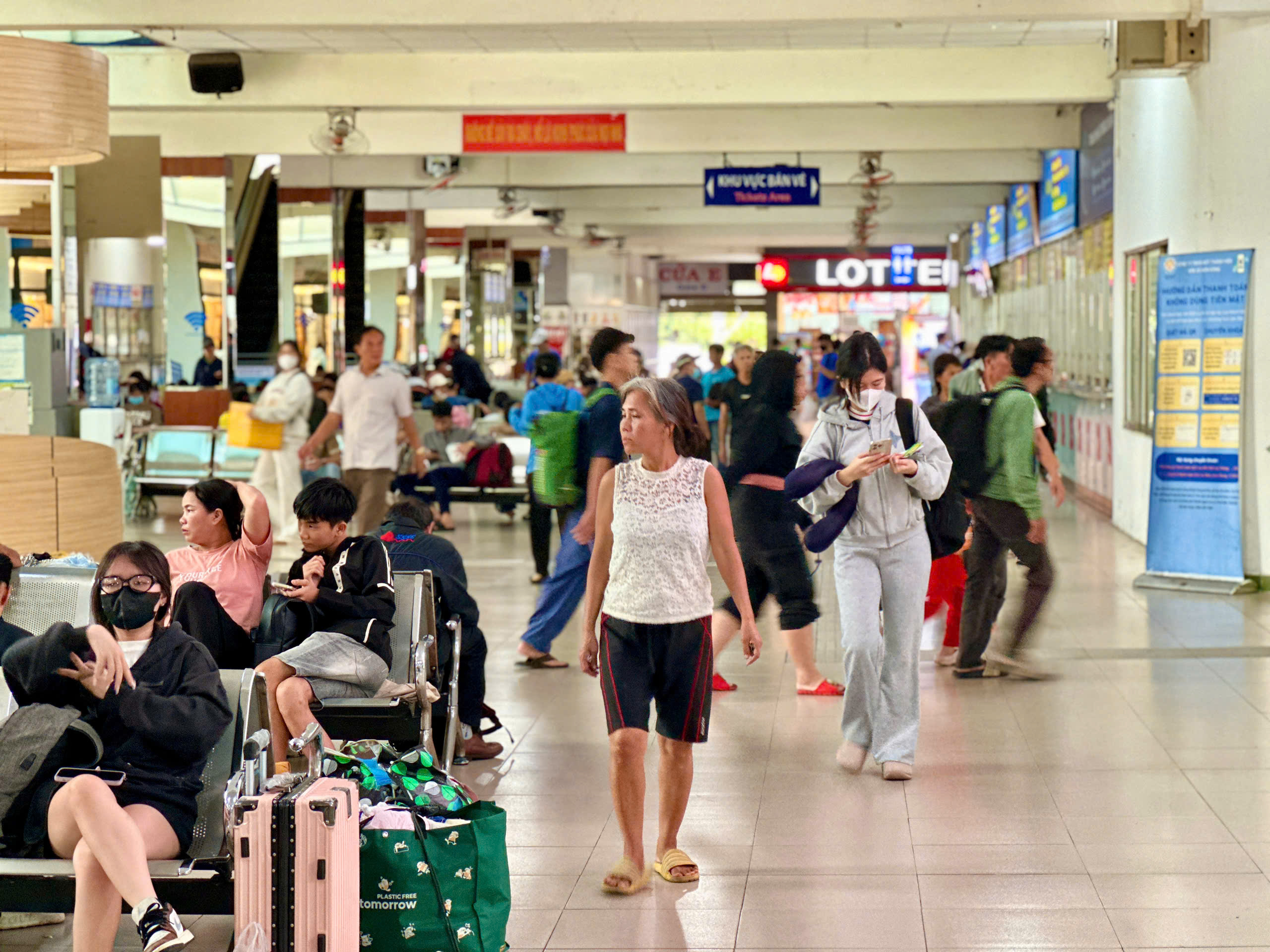 Bến xe Miền Đông chật kín, nhiều tuyến "cháy vé" sớm- Ảnh 3.