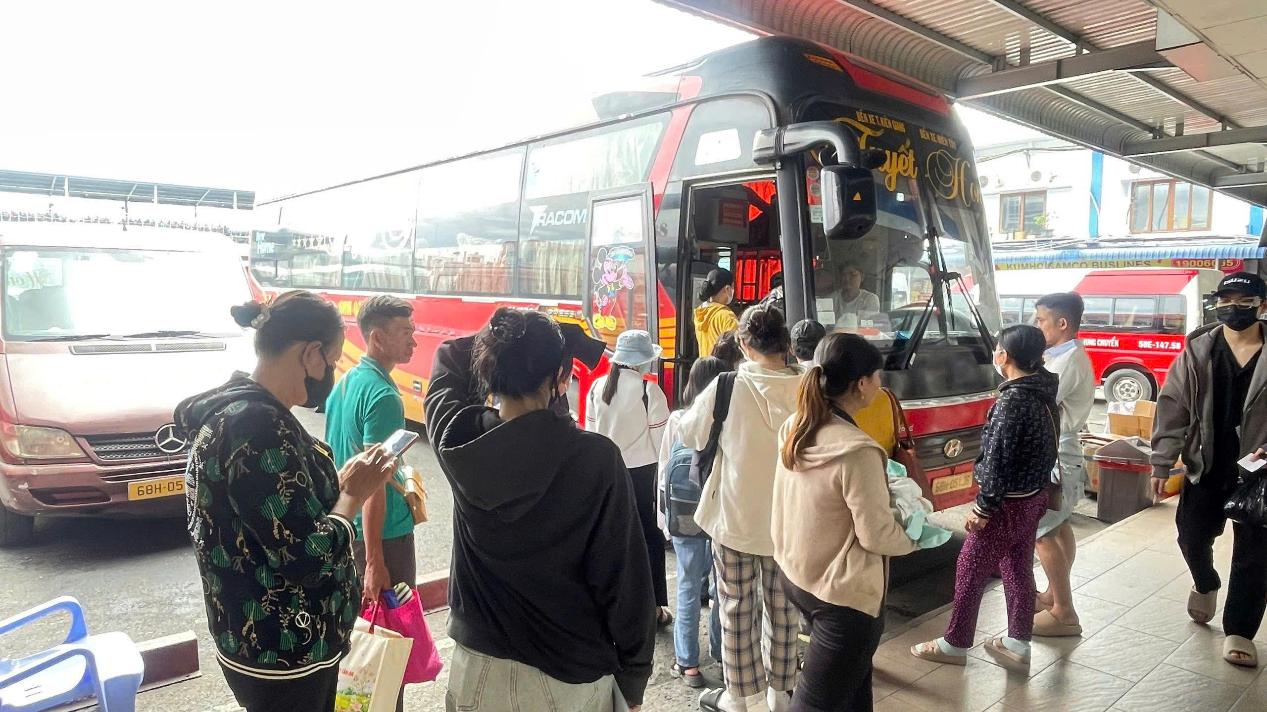 Bến xe Miền Đông chật kín, nhiều tuyến "cháy vé" sớm- Ảnh 7.