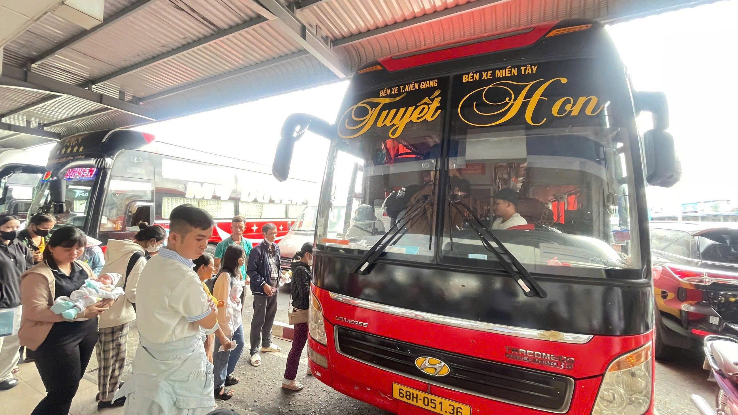 Bến xe Miền Đông chật kín, nhiều tuyến "cháy vé" sớm- Ảnh 5.