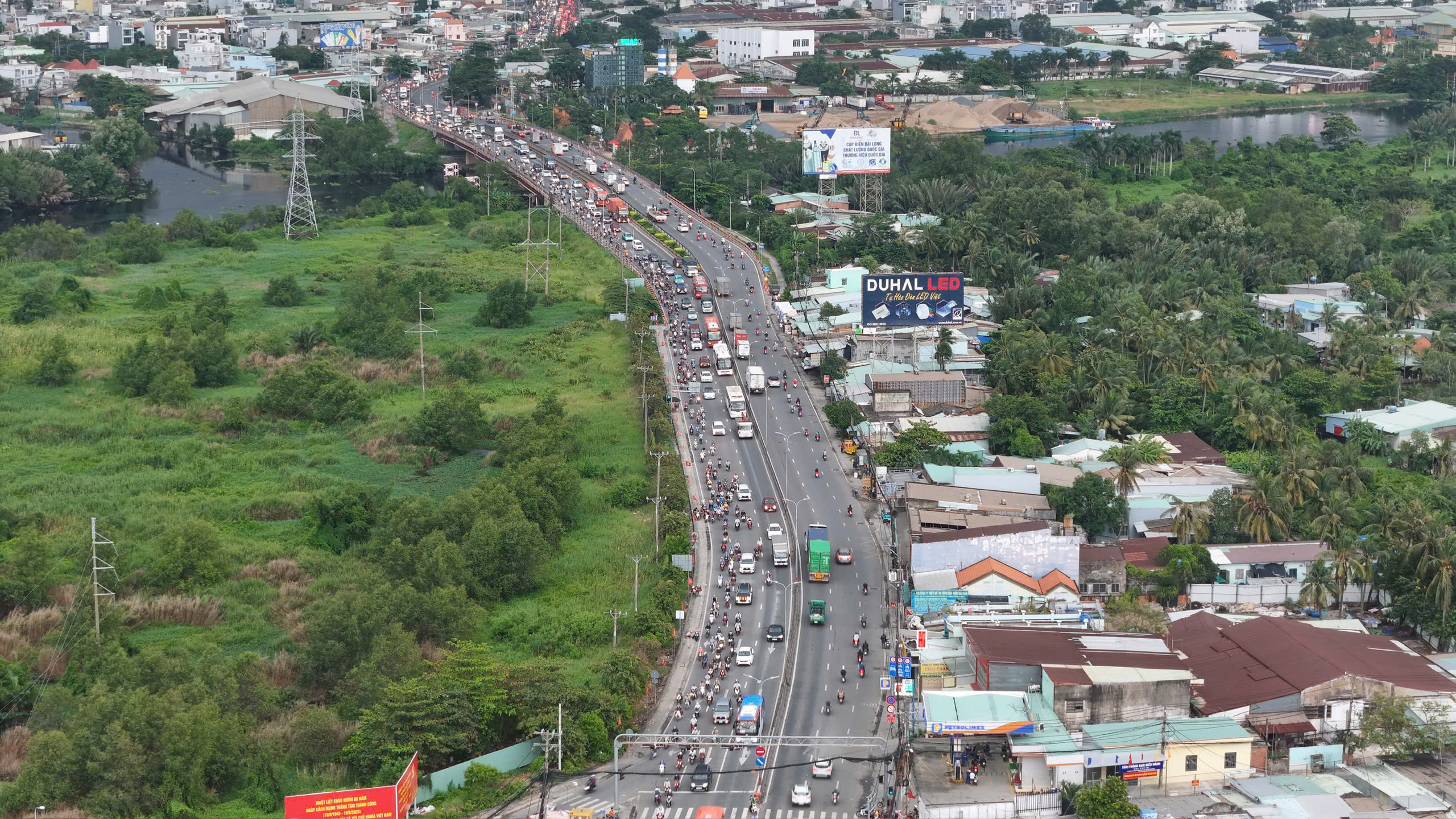 Cận cảnh người d&acirc;n TP HCM về qu&ecirc; nghỉ lễ ở nhiều tuyến đường chiều tối 29-8- Ảnh 12.