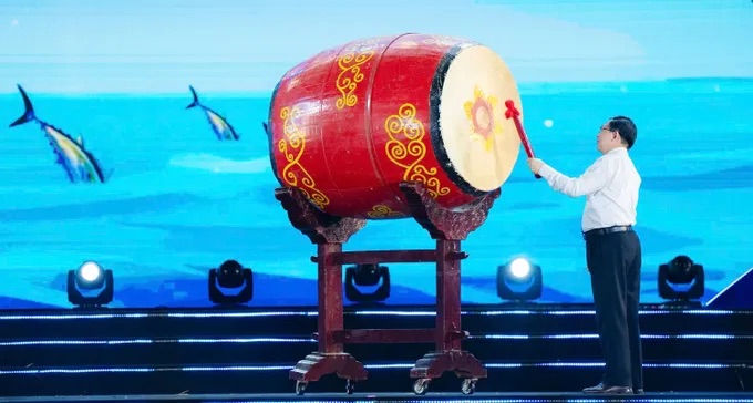 Tưng bừng đ&ecirc;m khai mạc Lễ hội &ldquo;Tinh hoa Đại ng&agrave;n &ndash; Biển xanh hội tụ&rdquo; ở Gia Lai - Ảnh 1.