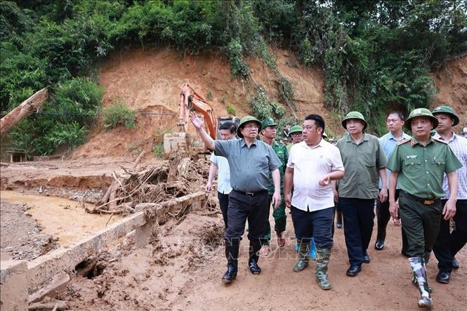 Thủ tướng x&uacute;c động thăm hỏi, động vi&ecirc;n nh&acirc;n d&acirc;n thiệt hại do mưa lũ tại tỉnh Điện Bi&ecirc;n - Ảnh 5.
